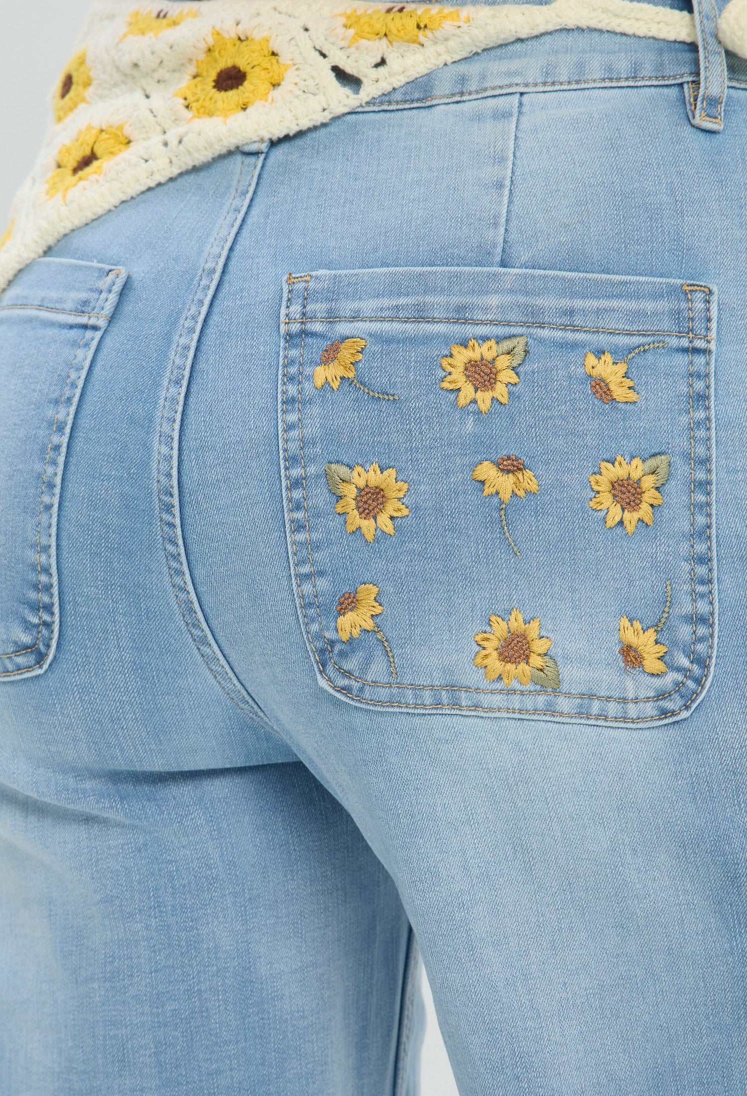 Jean wide leg azul claro con cinturón pañuelo floral BYBLA - vista 6