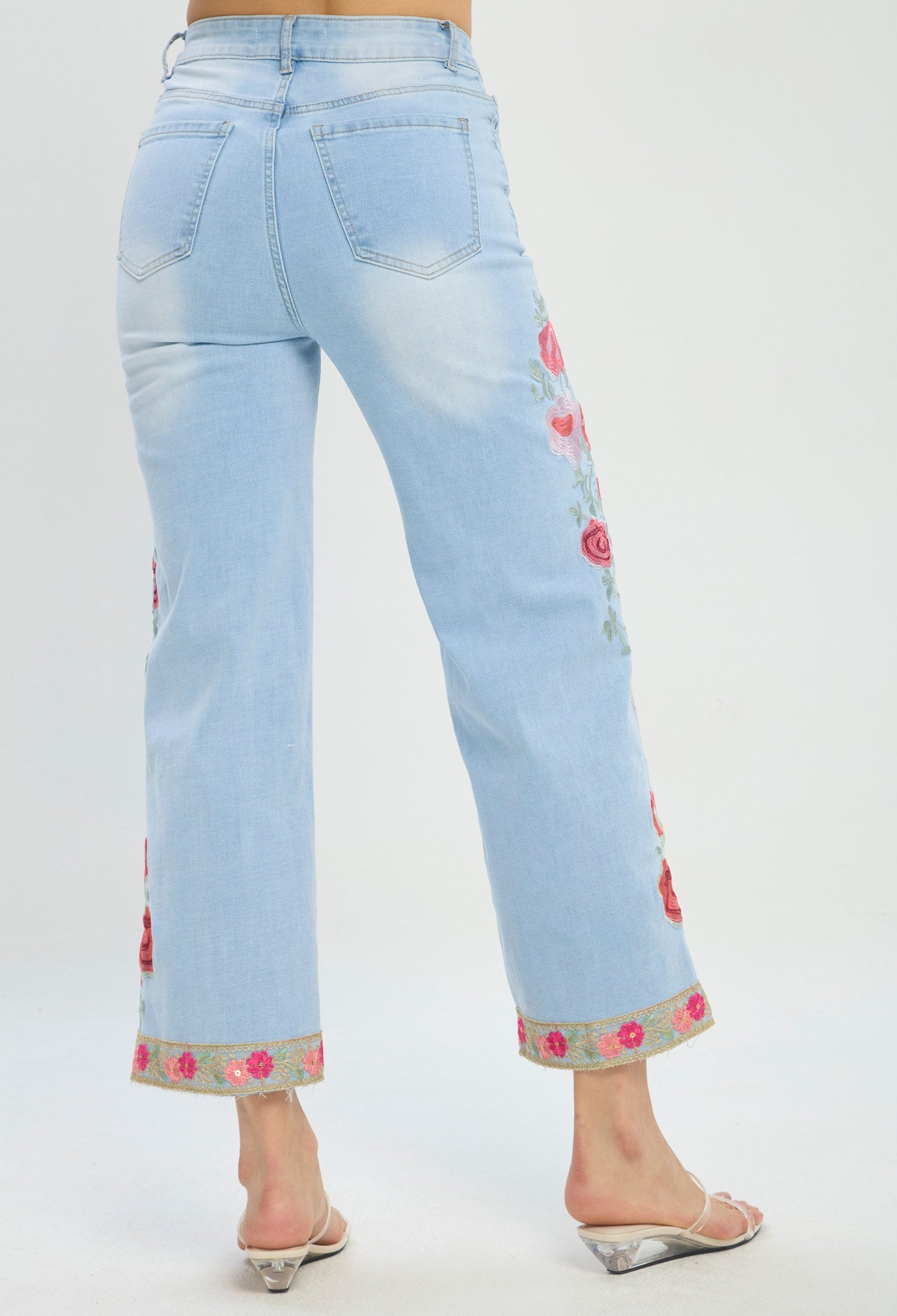 Jean wide leg azul claro con bordados florales BYBLA - vista 3