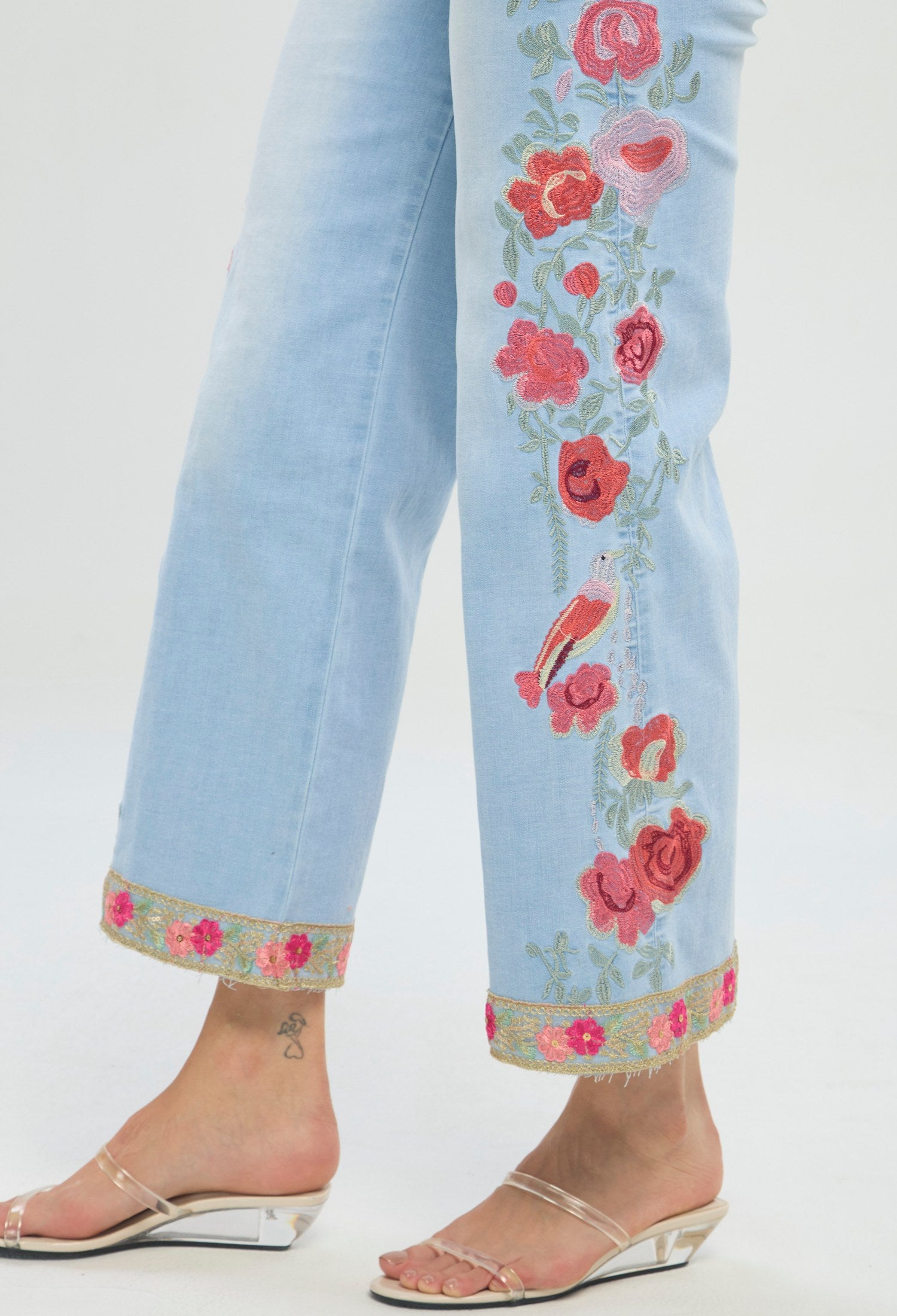 Jean wide leg azul claro con bordados florales BYBLA - vista 4