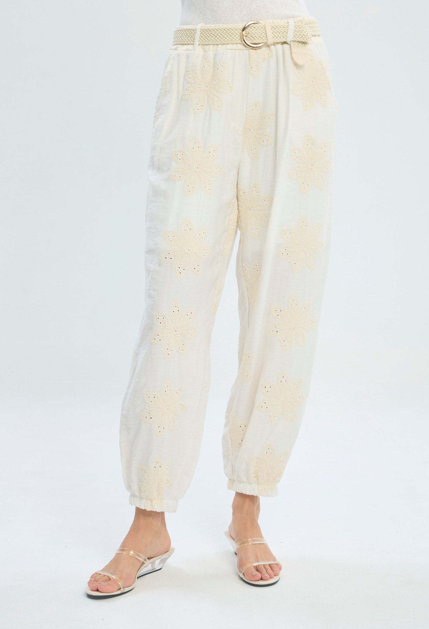 Pantalón beige con bordado floral y puño elástico BYBLA - vista 2