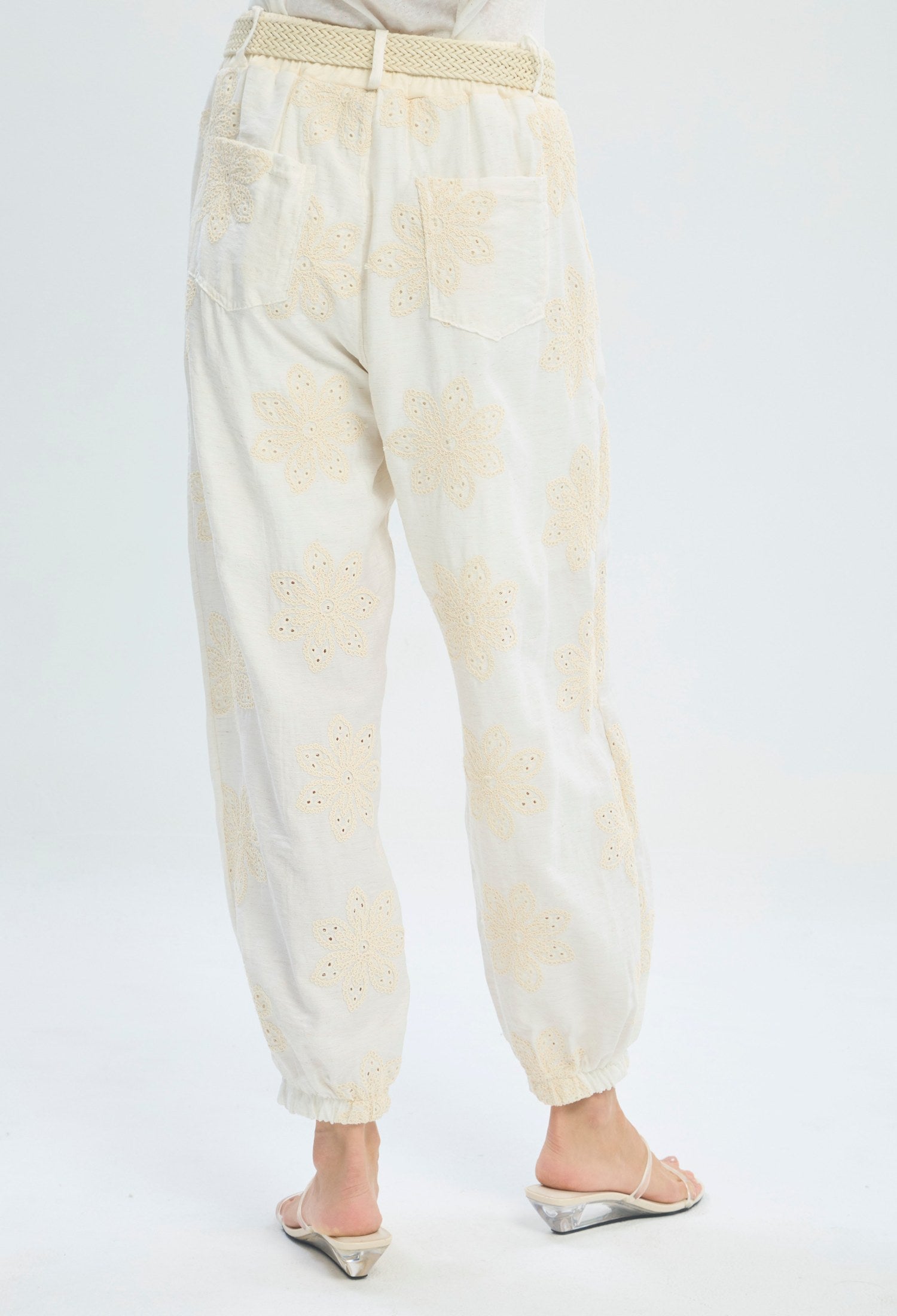 Pantalón beige con bordado floral y puño elástico BYBLA - vista 4