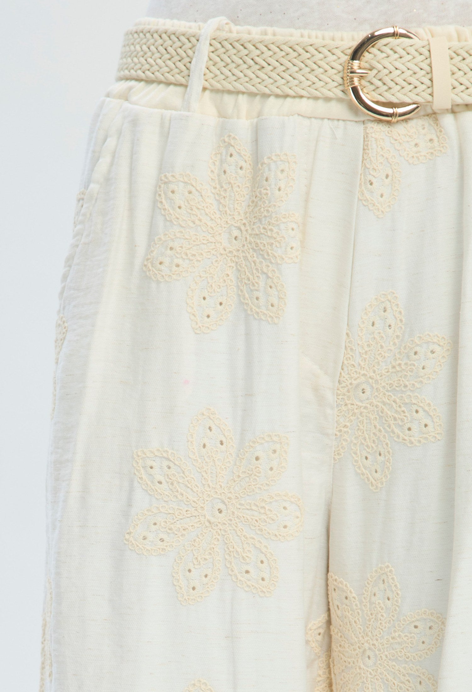 Pantalón beige con bordado floral y puño elástico BYBLA - vista 7