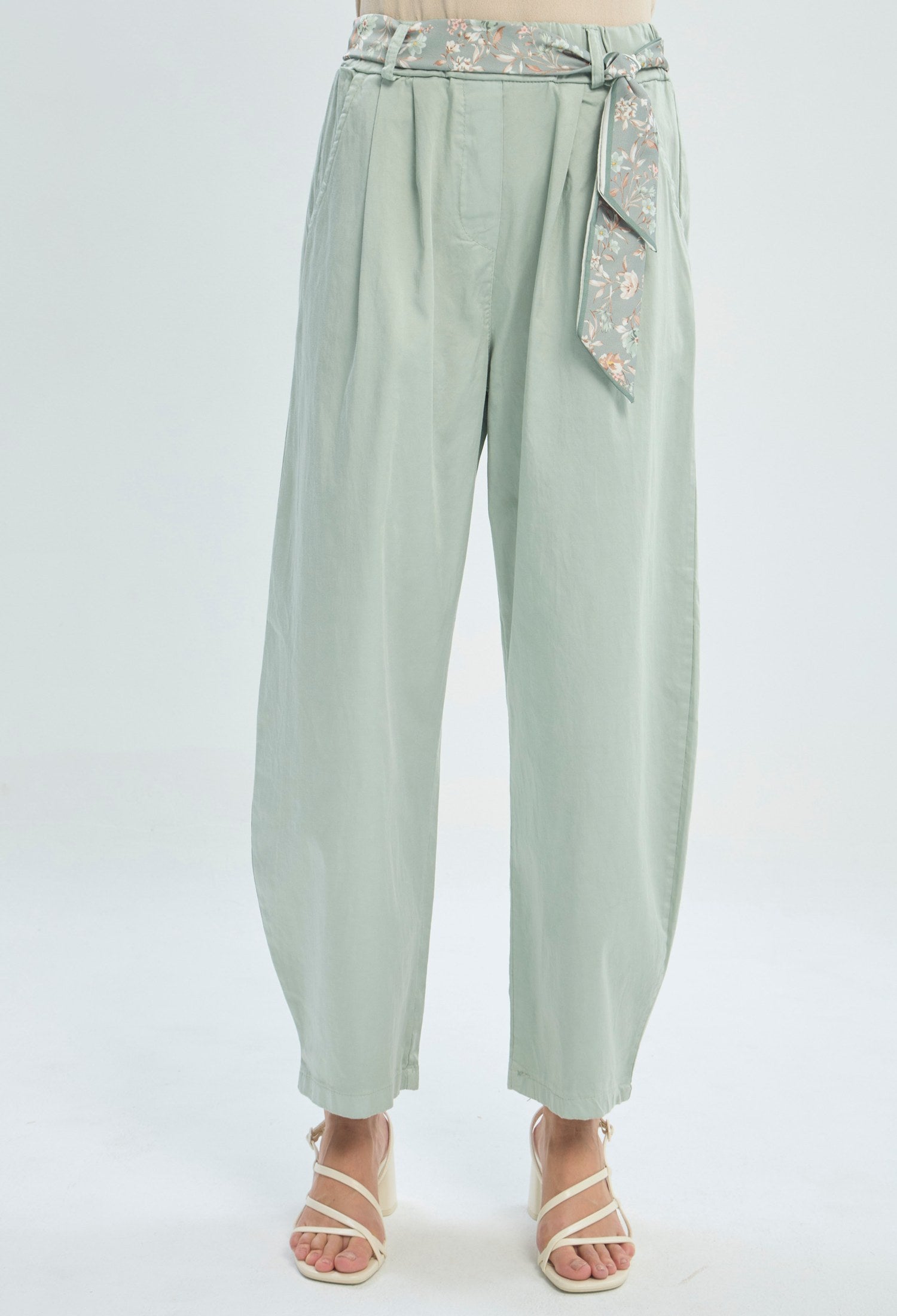 Pantalón verde menta con pinzas y cinturón de tela floral anudado - vista 2