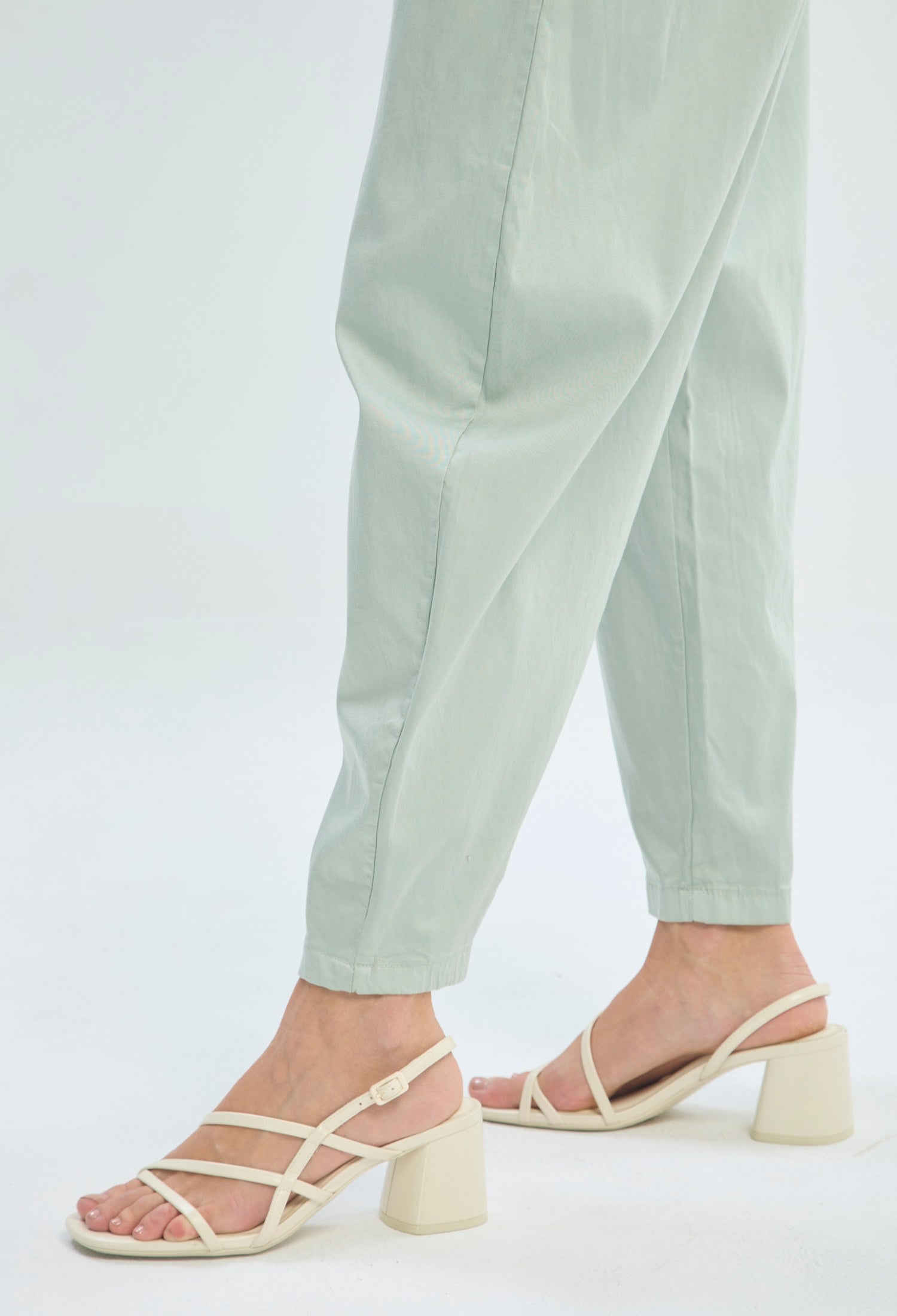 Pantalón verde menta con pinzas y cinturón de tela floral anudado - vista 5