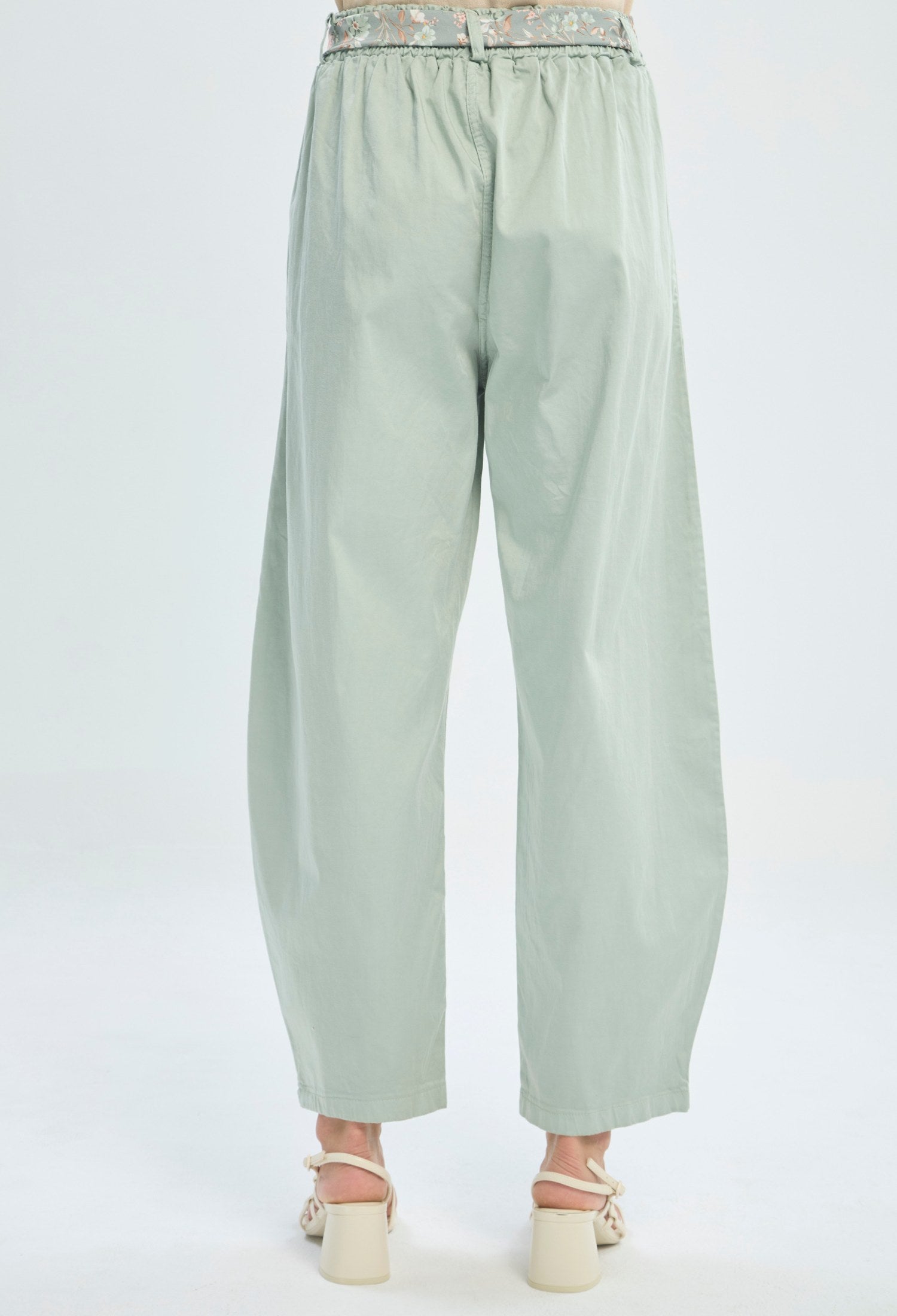Pantalón verde menta con pinzas y cinturón de tela floral anudado - vista 6
