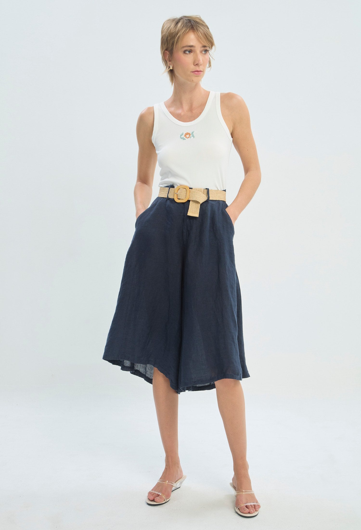 Pantalón corto culotte de lino azul con cinturón trenzado BYBLA