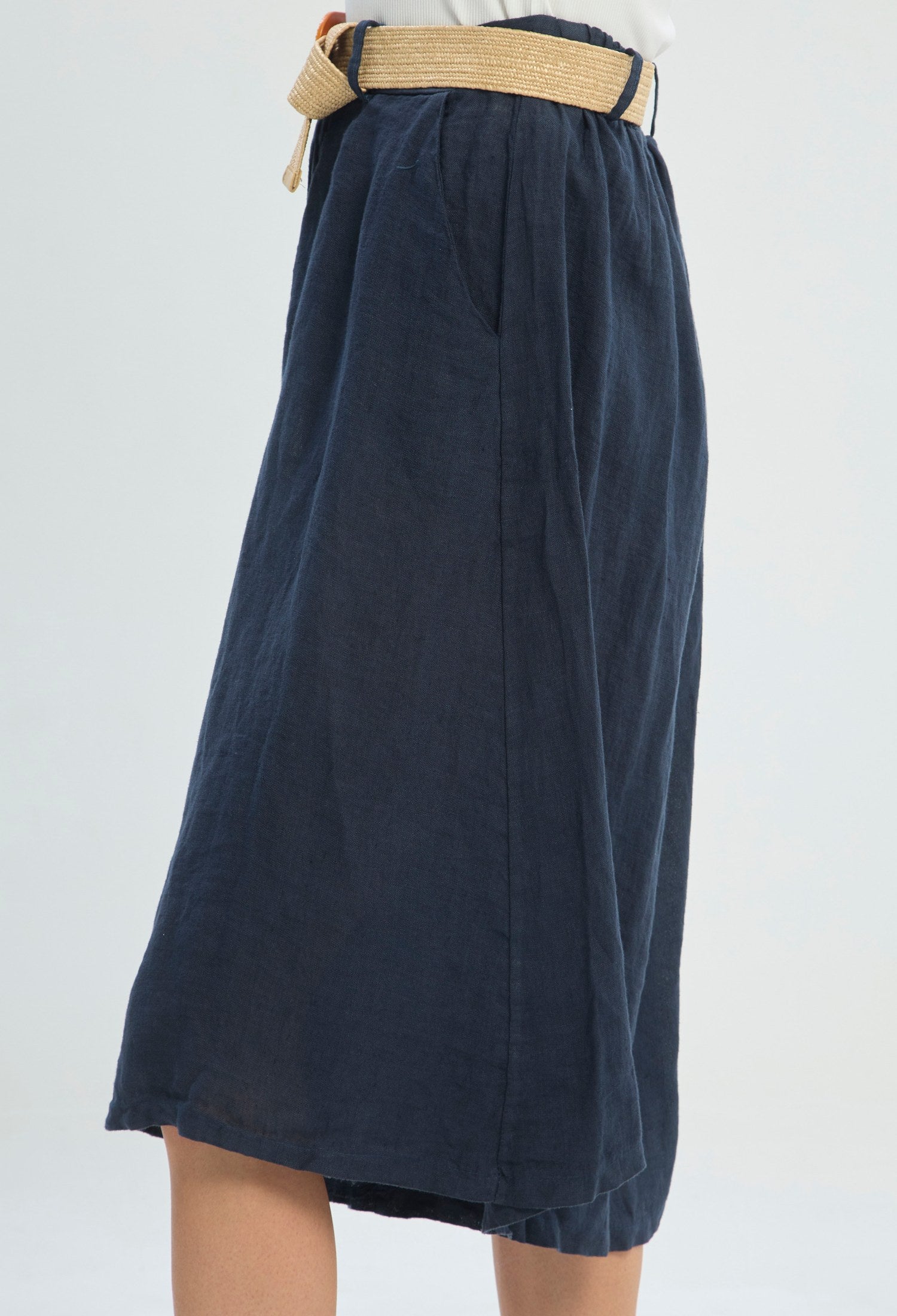 Pantalón corto culotte de lino azul con cinturón trenzado BYBLA - vista 3