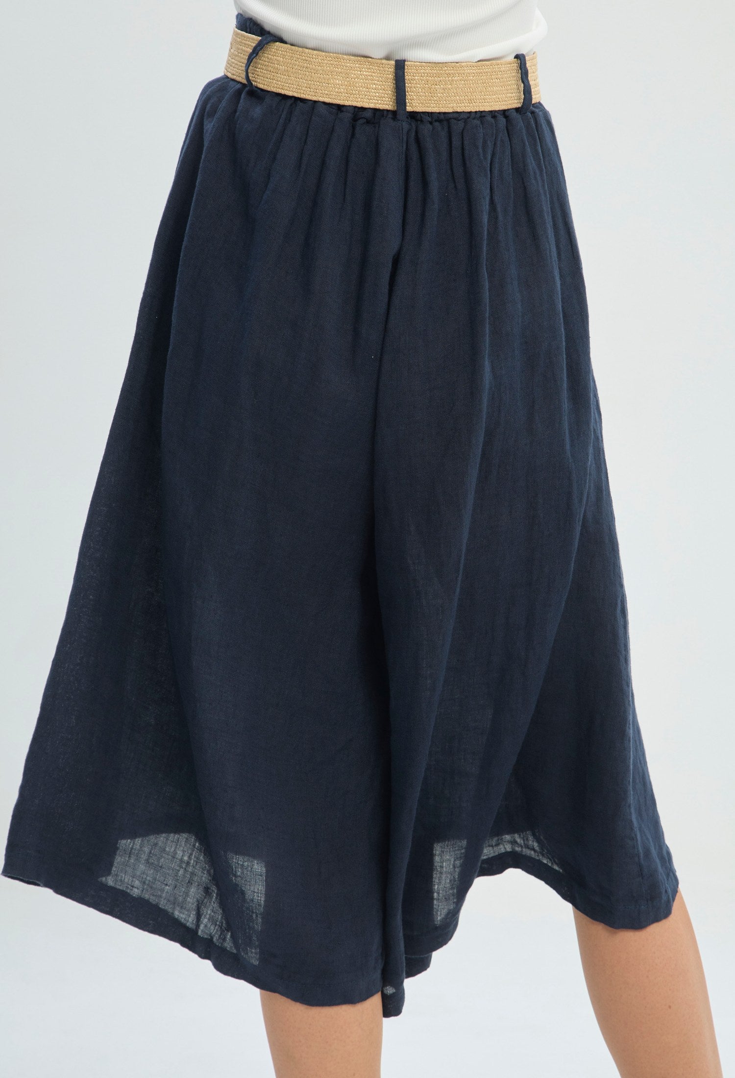 Pantalón corto culotte de lino azul con cinturón trenzado BYBLA - vista 4
