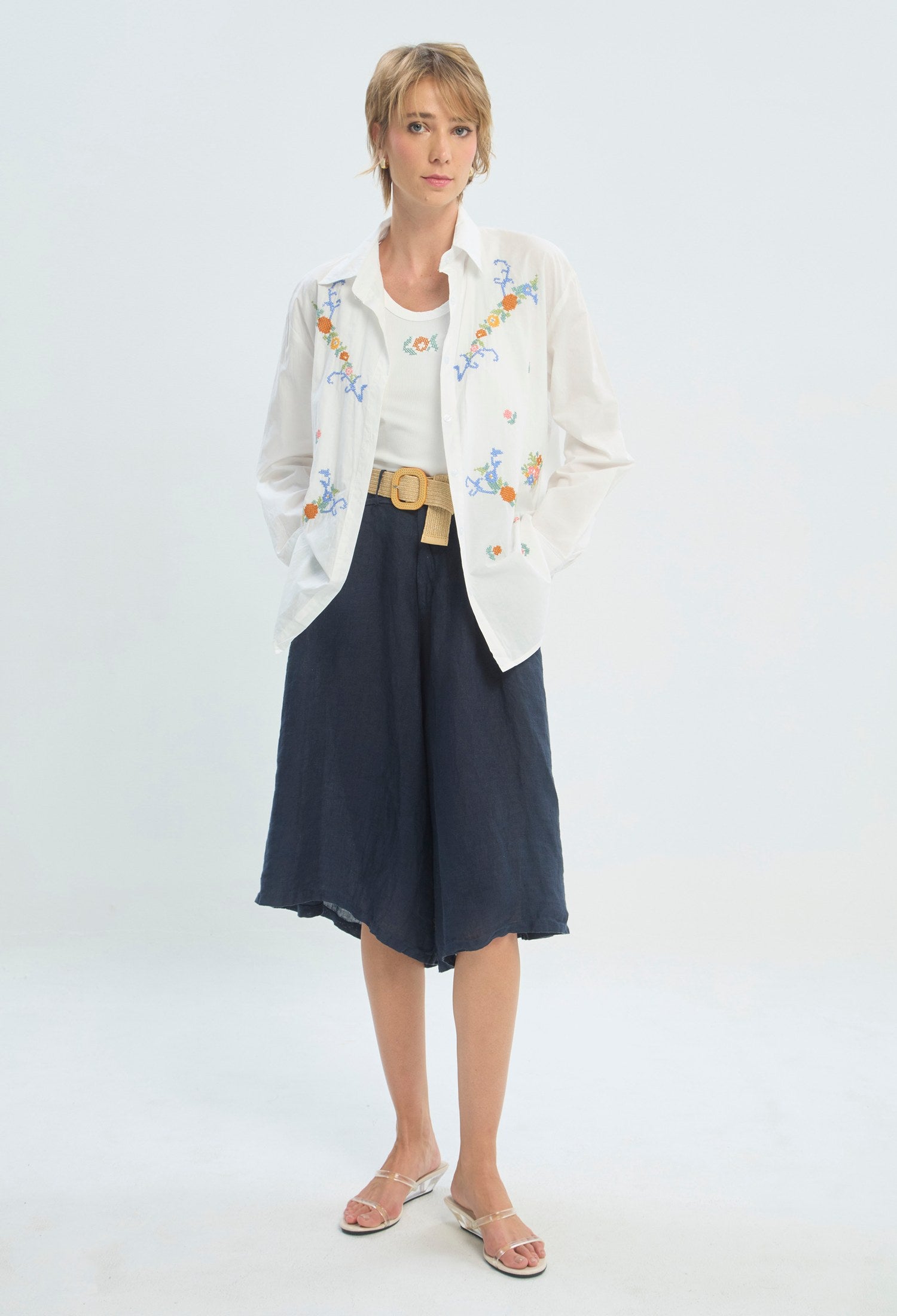 Pantalón corto culotte de lino azul con cinturón trenzado BYBLA - vista 5