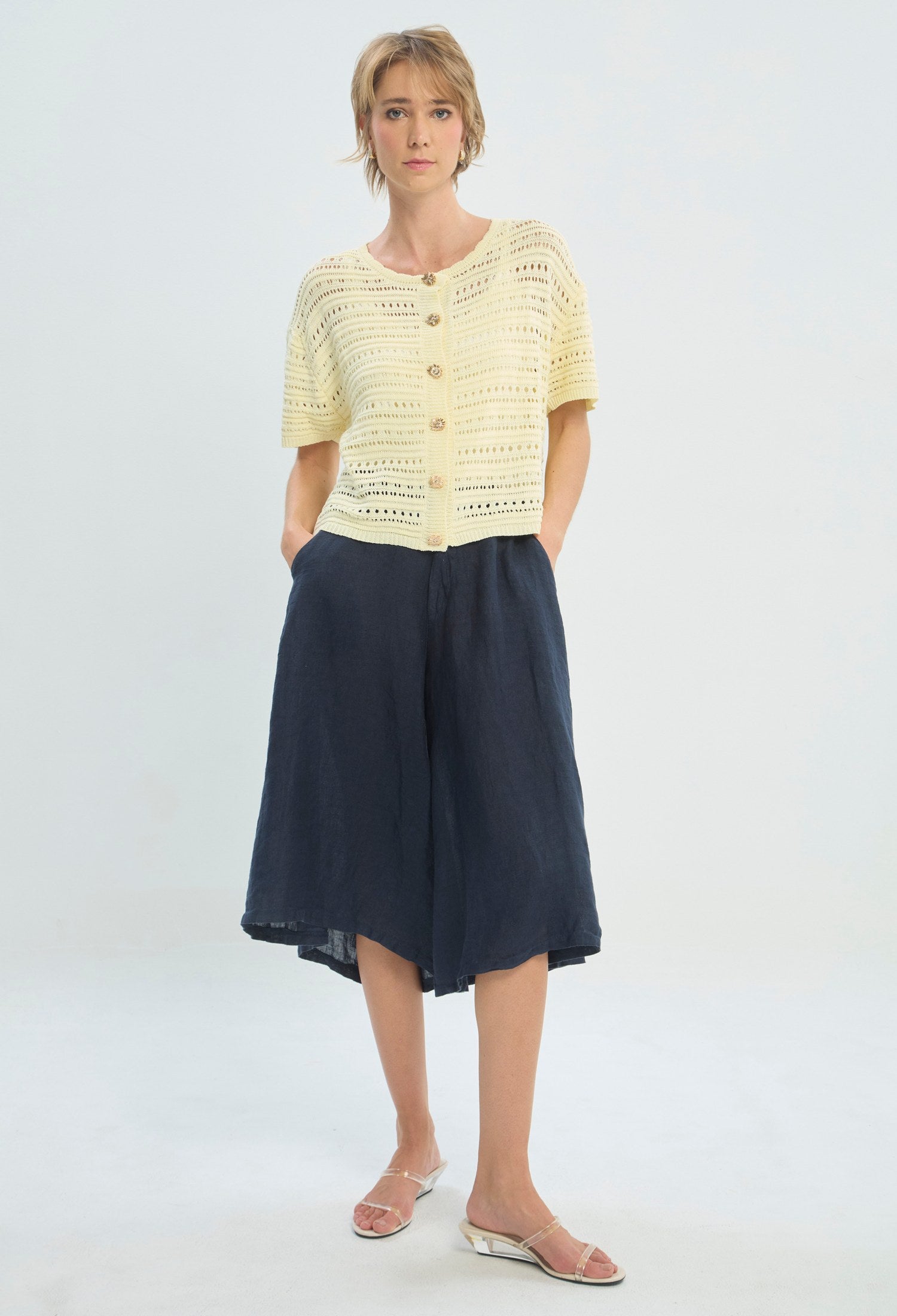 Pantalón corto culotte de lino azul con cinturón trenzado BYBLA - vista 6