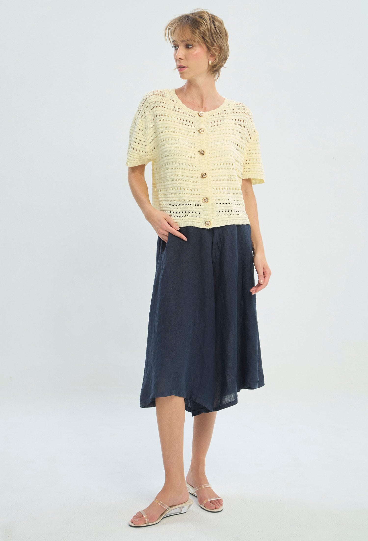 Pantalón corto culotte de lino azul con cinturón trenzado BYBLA - vista 7
