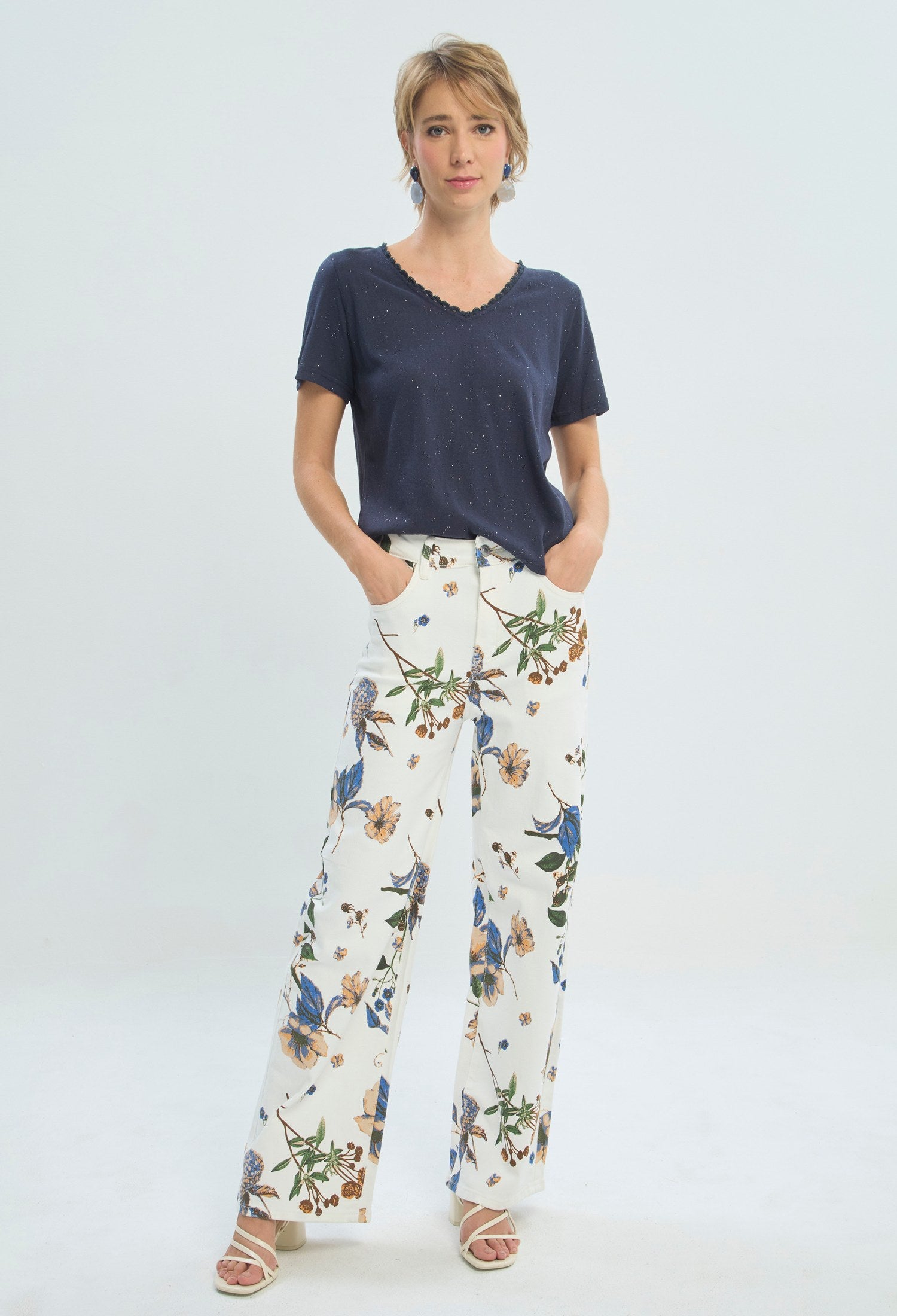 Pantalón con estampado botánico azul y camel sobre fondo blanco