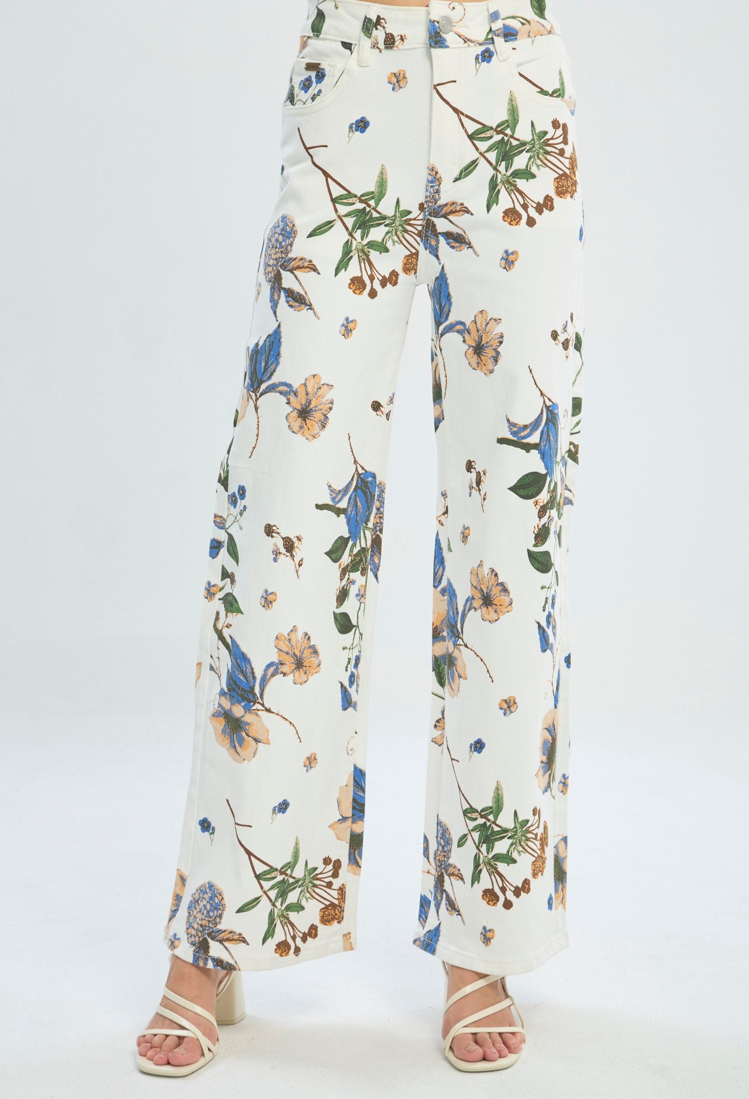 Pantalón con estampado botánico azul y camel sobre fondo blanco - vista 2