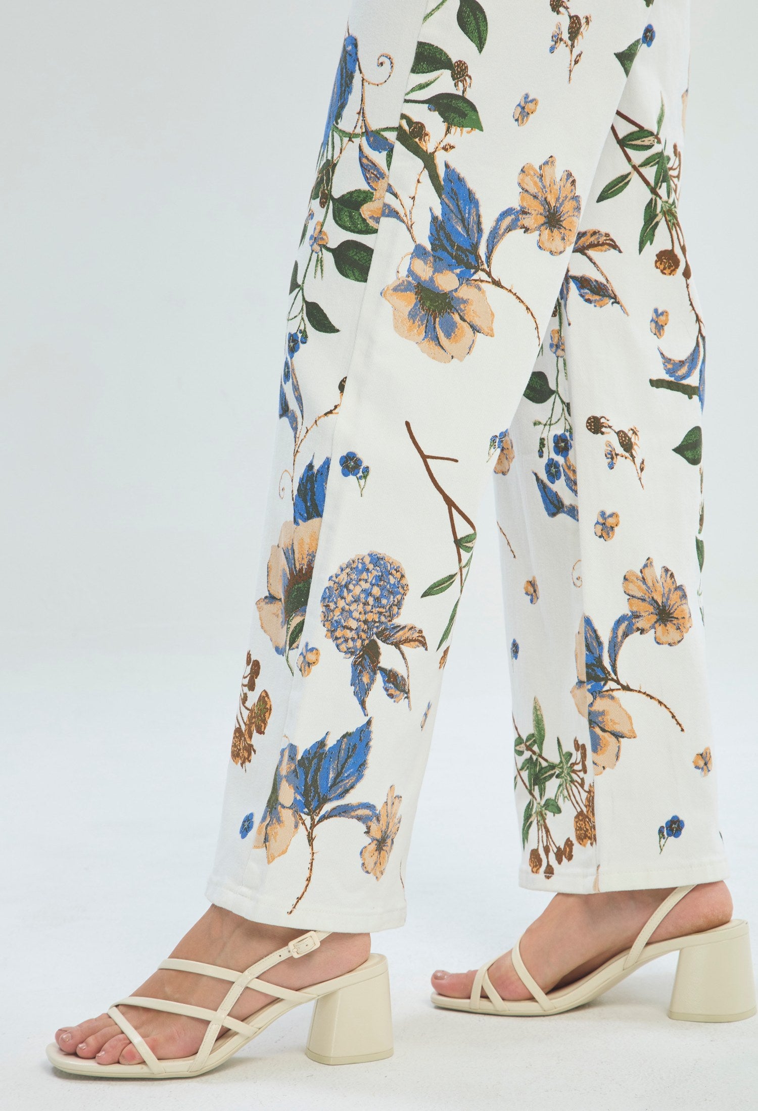 Pantalón con estampado botánico azul y camel sobre fondo blanco - vista 4