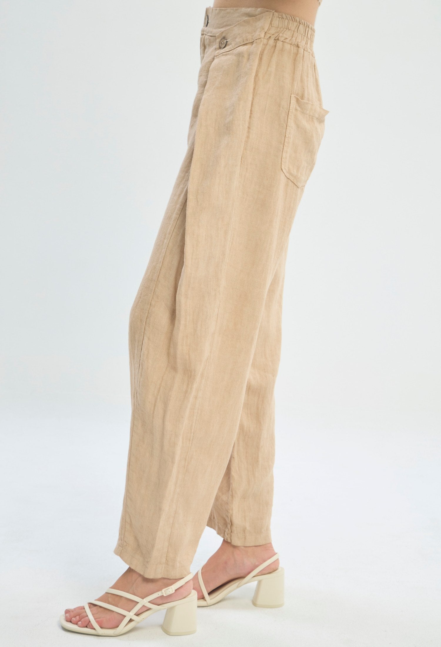 Pantalón camel en lino con paneles cruzados y botones en la pretina - vista 4