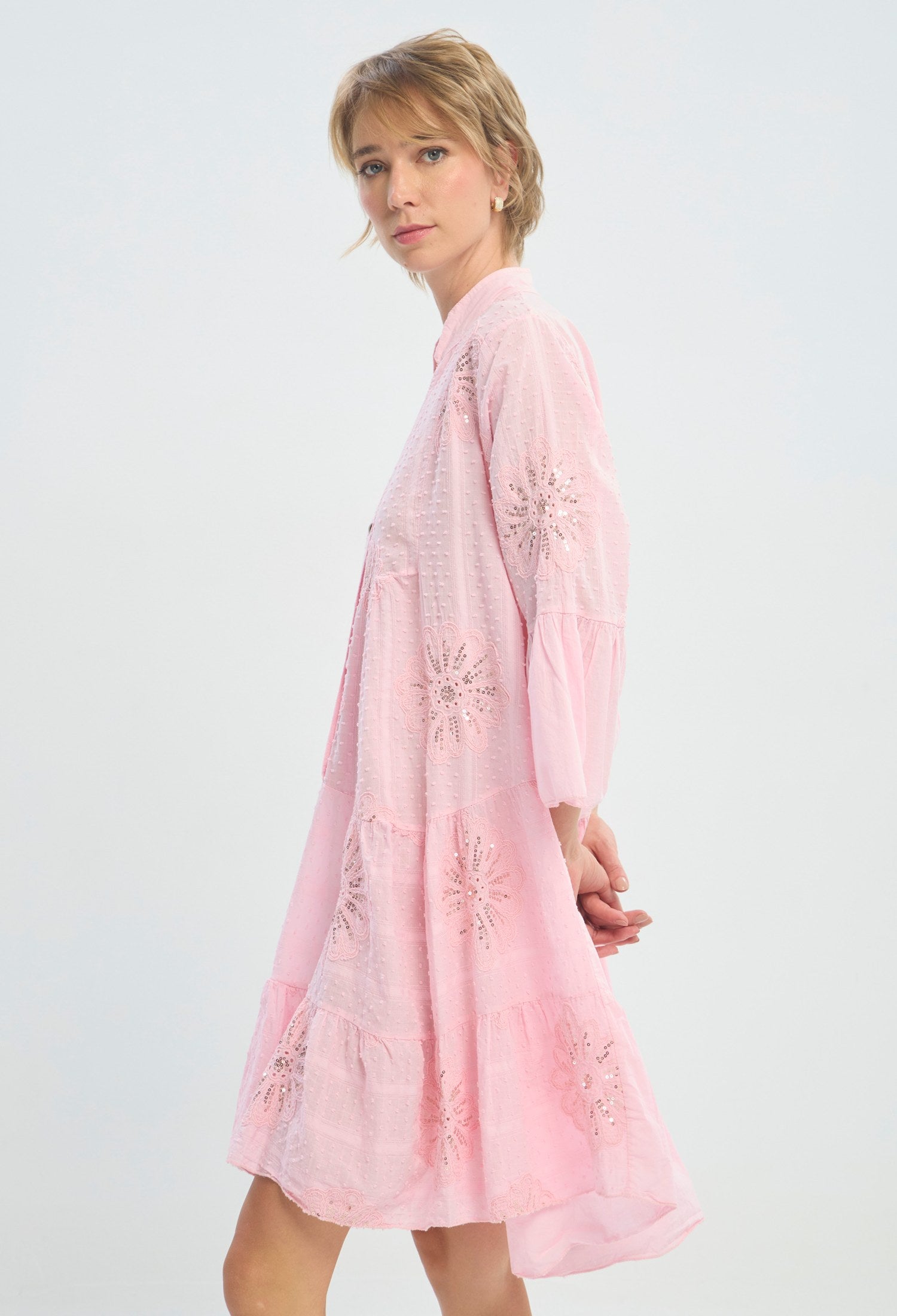 Vestido corto rosa en lino con bordado calado BYBLA - vista 2