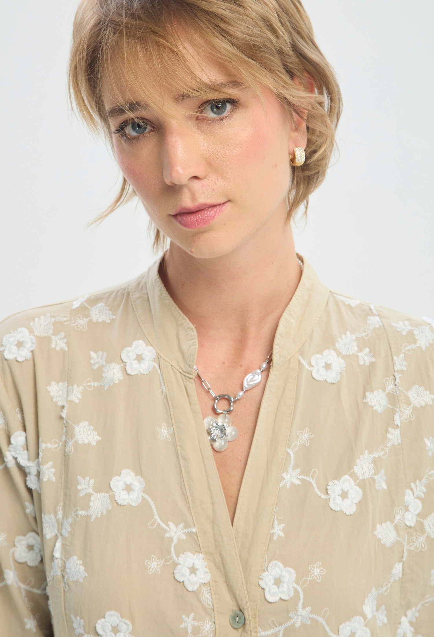 Vestido corto beige con flores blancas bordadas BYBLA - vista 4