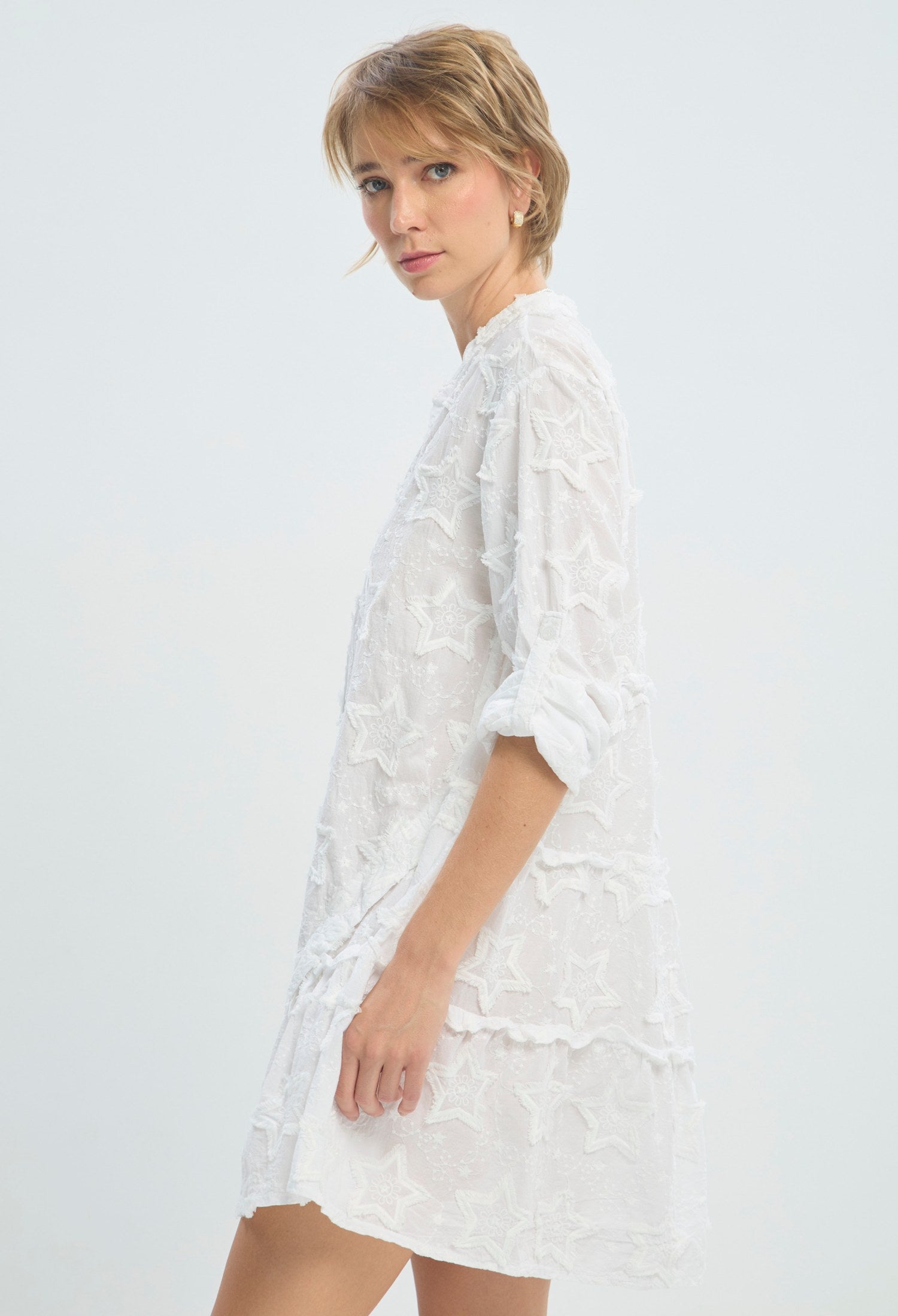 Vestido corto camisero blanco con estrellas bordadas en relieve BYBLA - vista 3