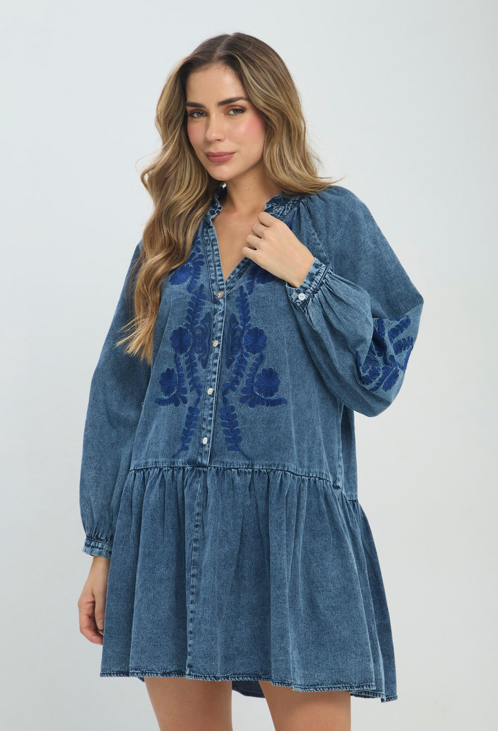Vestido corto denim azul con bordado floral y manga larga