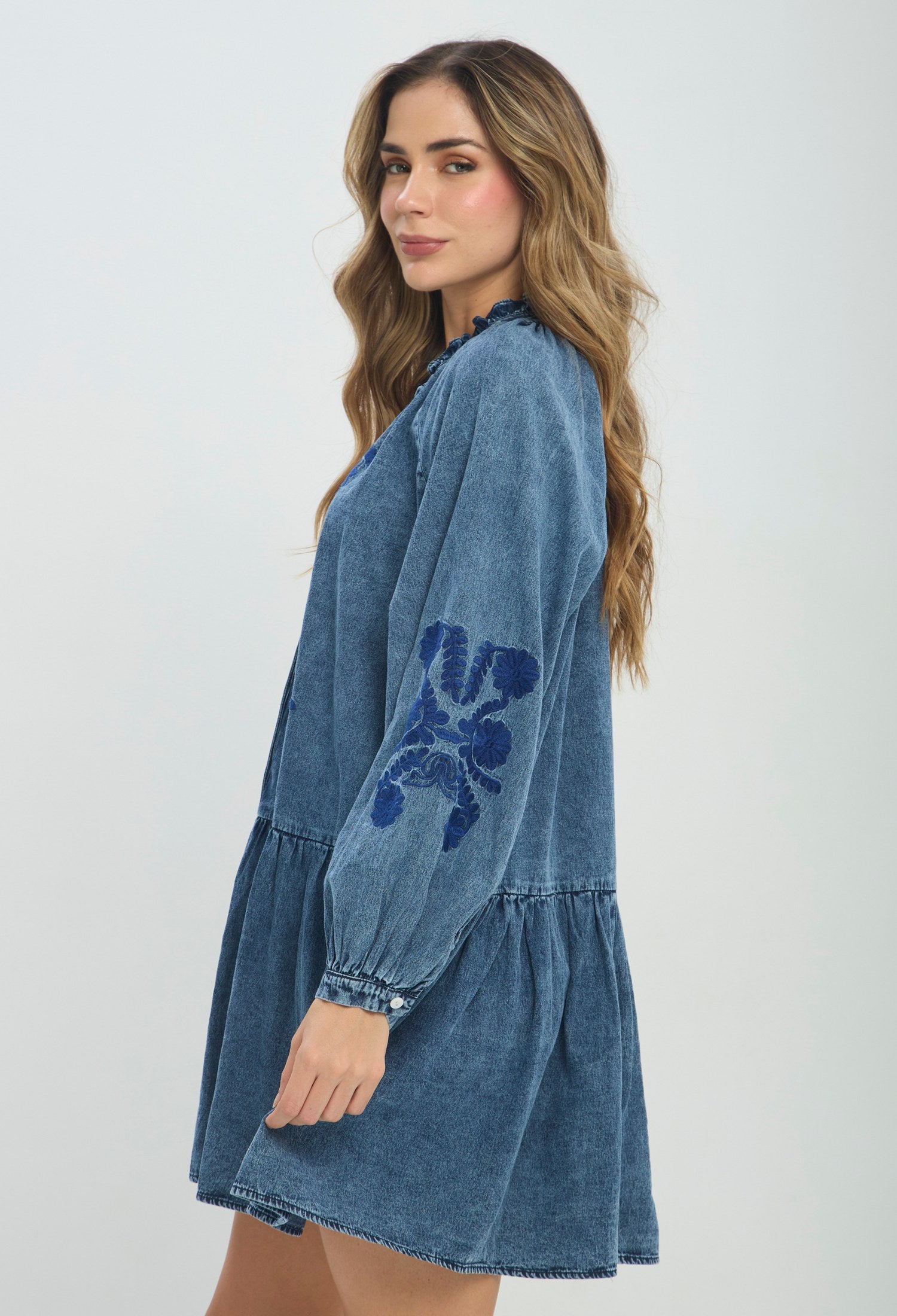 Vestido corto denim azul con bordado floral y manga larga - vista 2