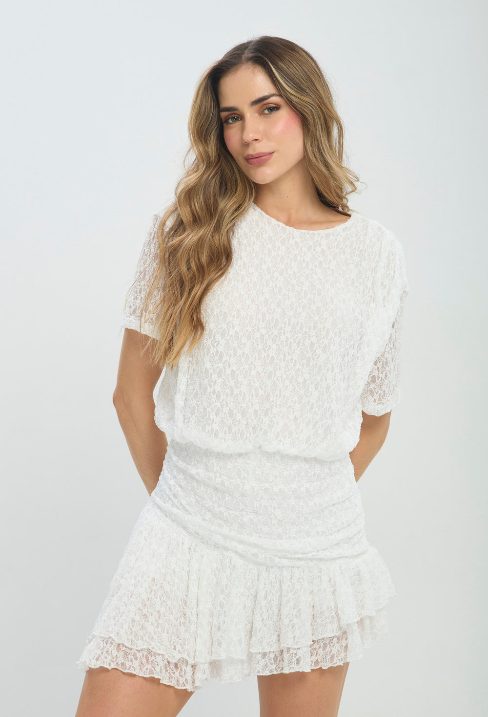 Vestido corto blanco en encaje con volado