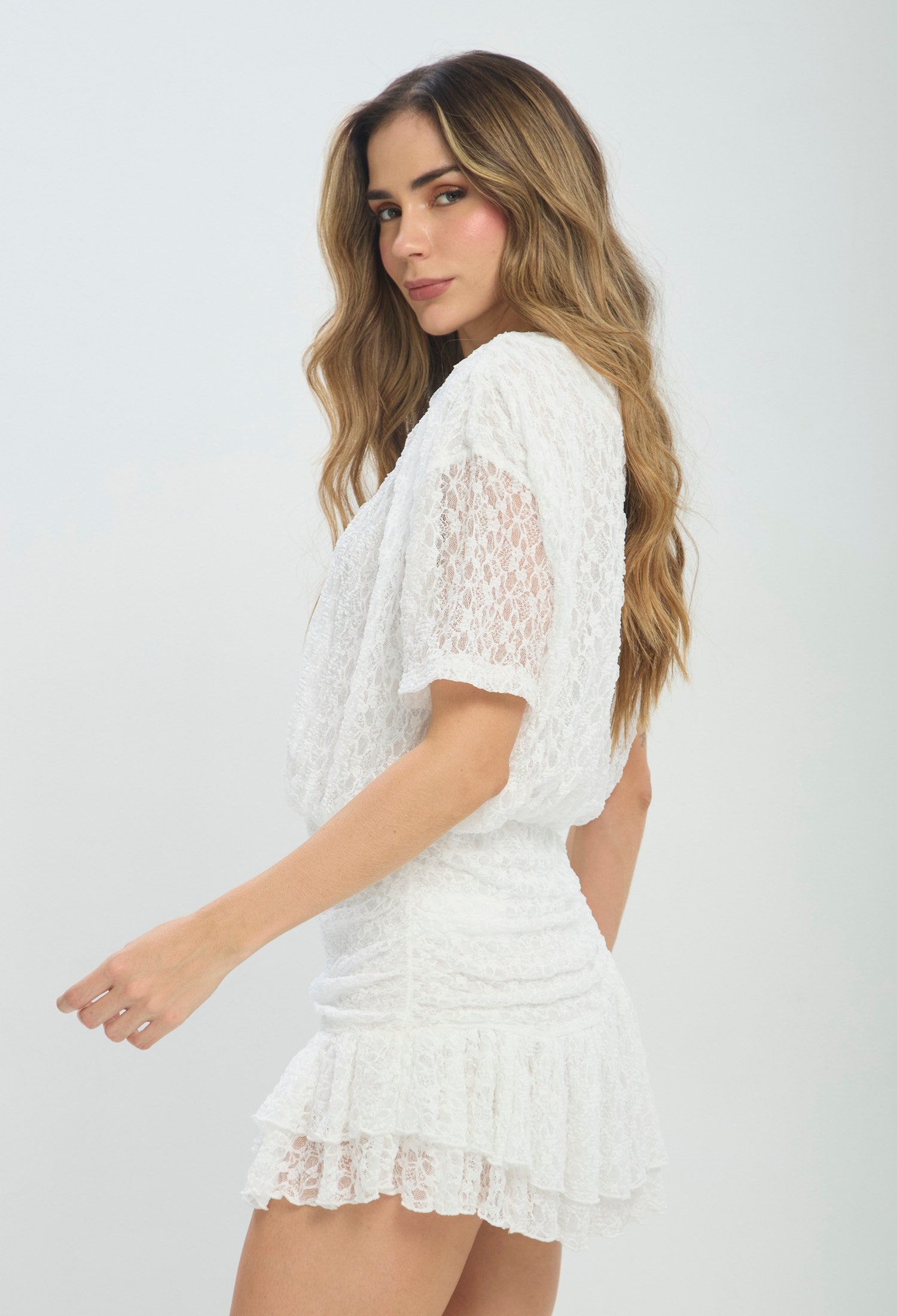Vestido corto blanco en encaje con volado - vista 2
