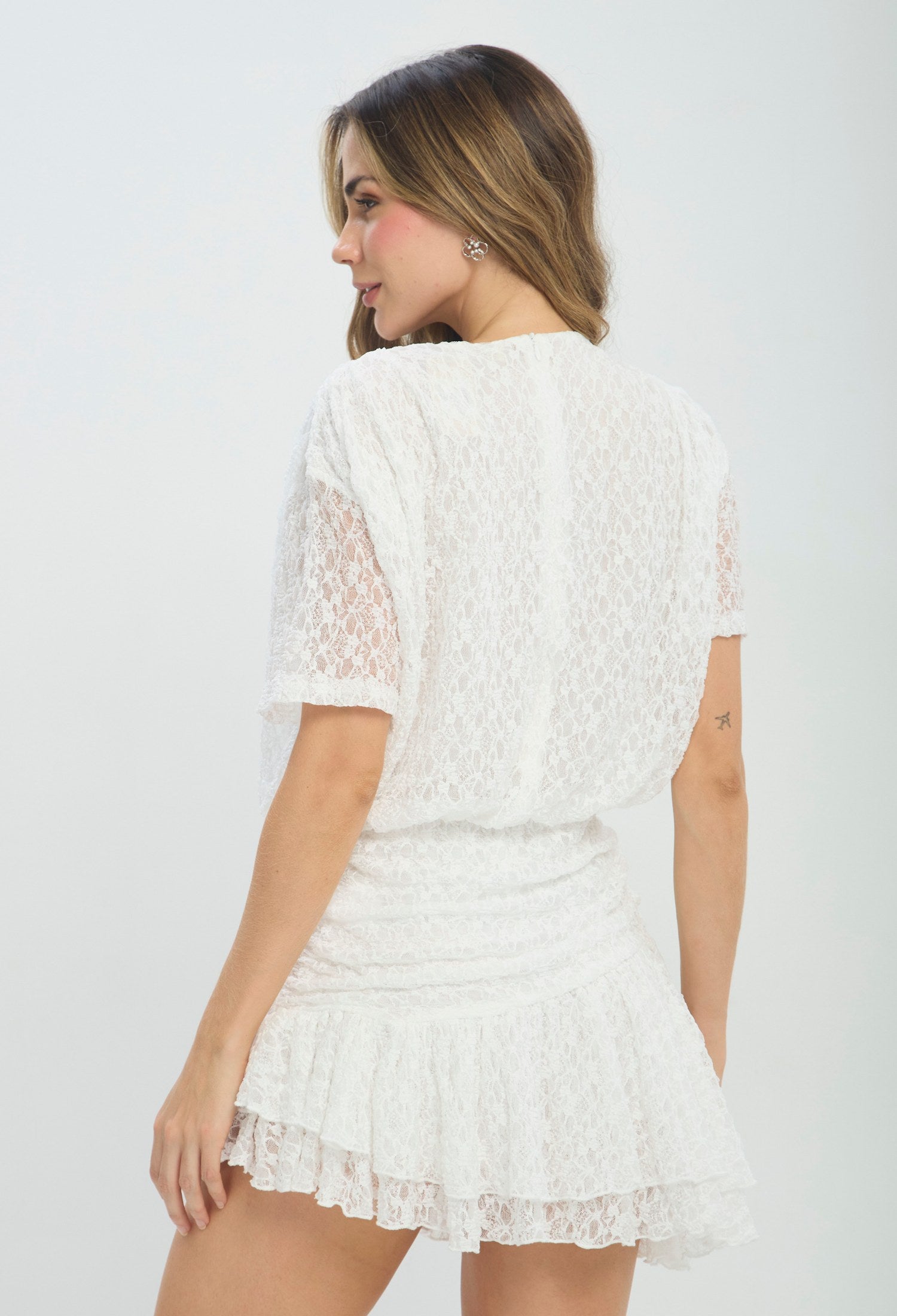 Vestido corto blanco en encaje con volado - vista 3