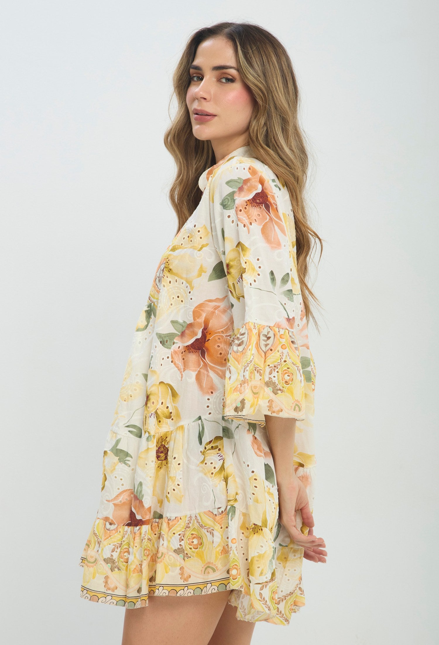 Vestido corto beige con estampado floral amarillo - vista 2