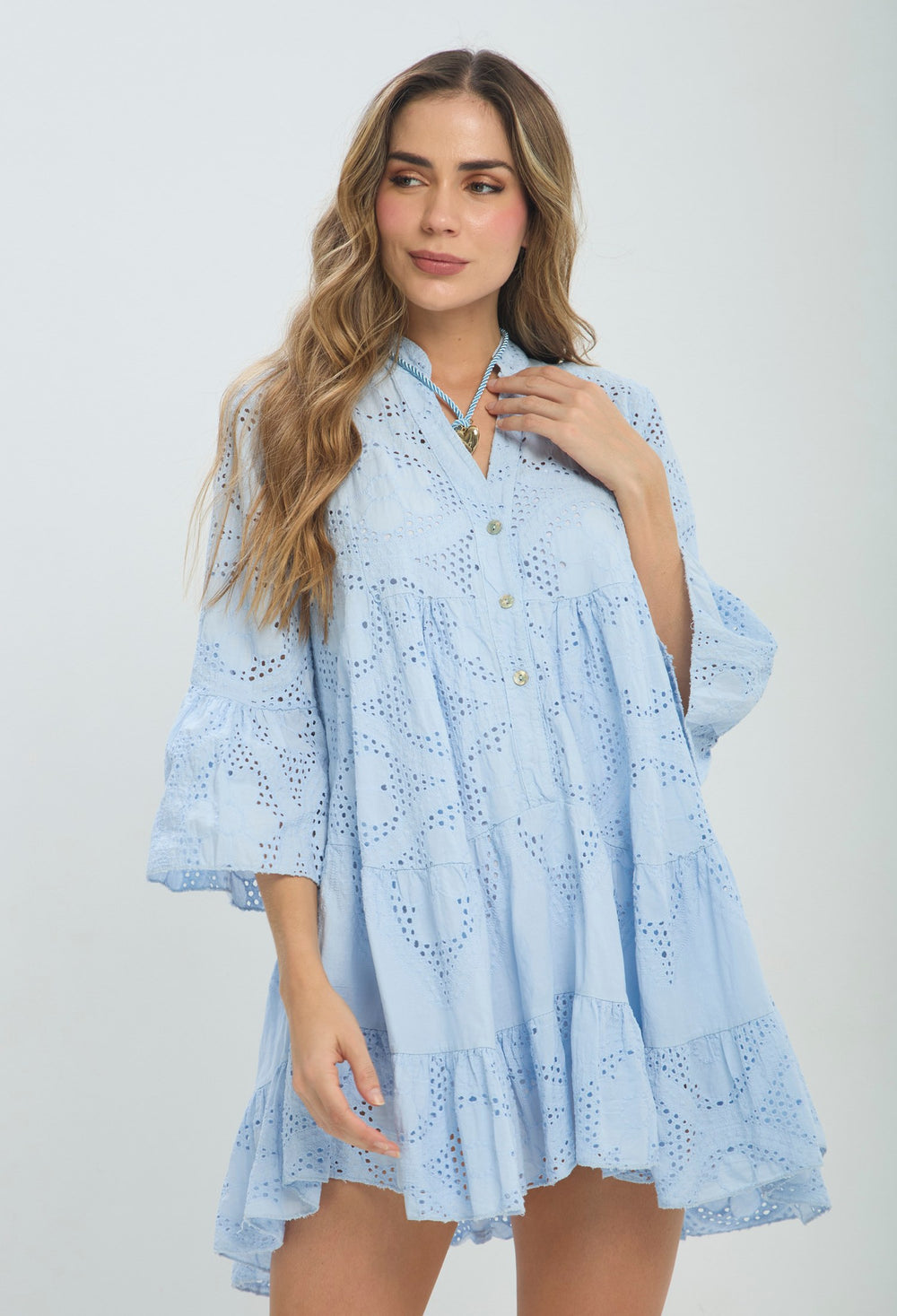 Vestido corto azul claro con calado eyelet y manga acampanada
