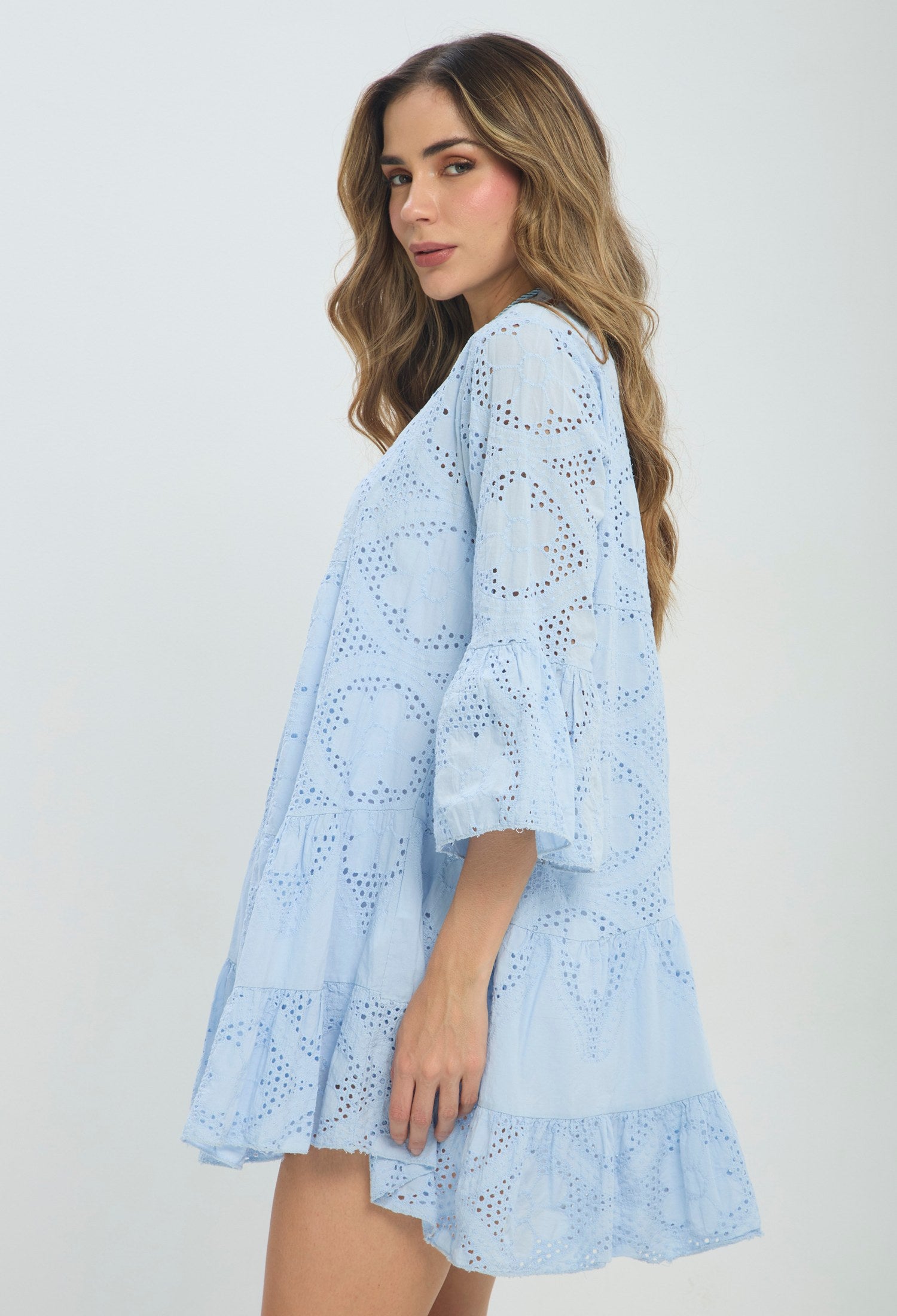 Vestido corto azul claro con calado eyelet y manga acampanada - vista 2