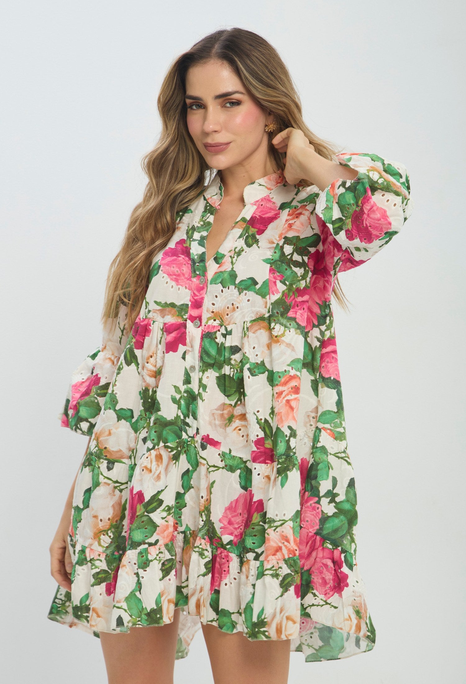 Vestido corto multicolor con estampado de rosas y manga abullonada