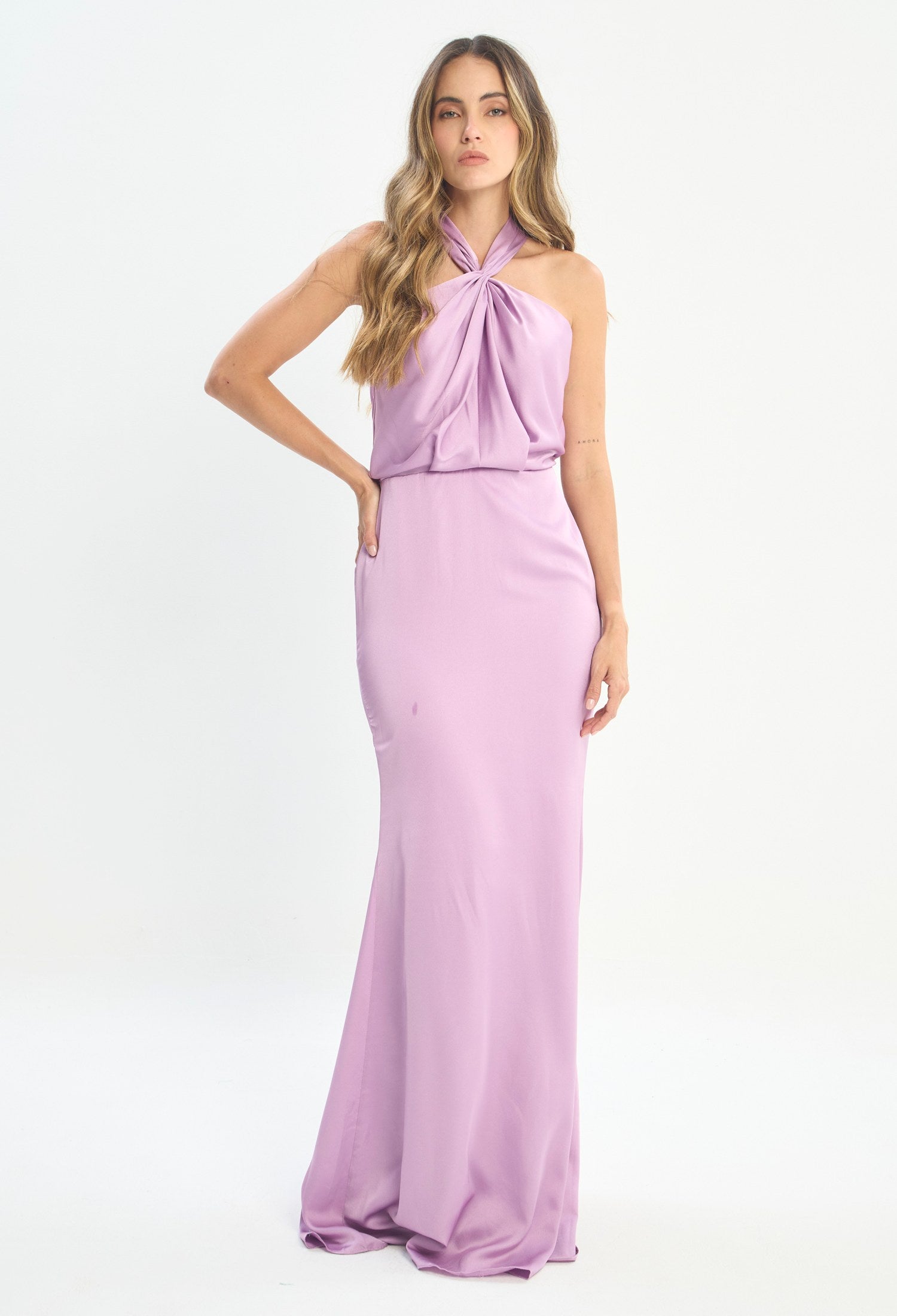 Mujer luciendo vestido morado lila BYBLA - Halter Nudo Sirena
