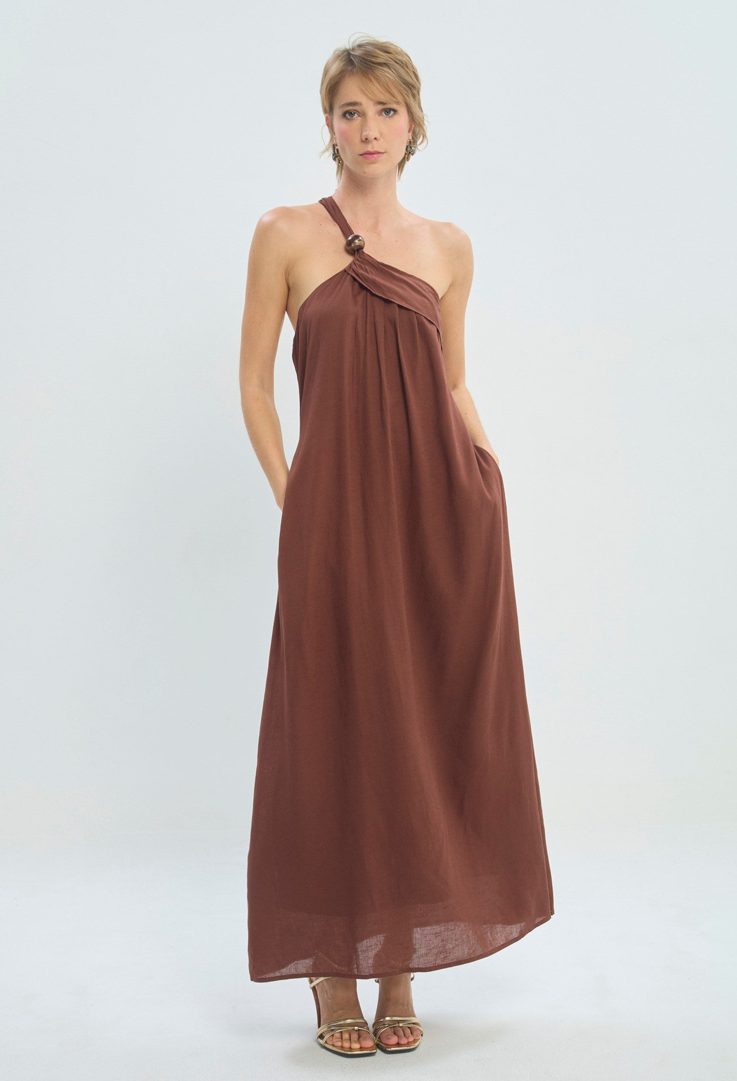 Vestido largo marrón de un solo hombro con hebilla decorativa BYBLA - vista 5