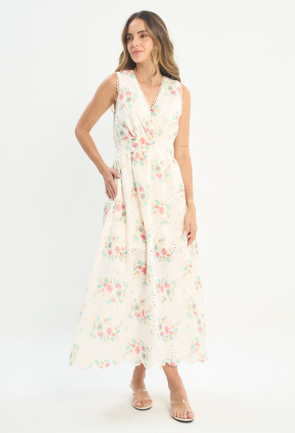 Mujer luciendo vestido beige BYBLA - Bordado Floral