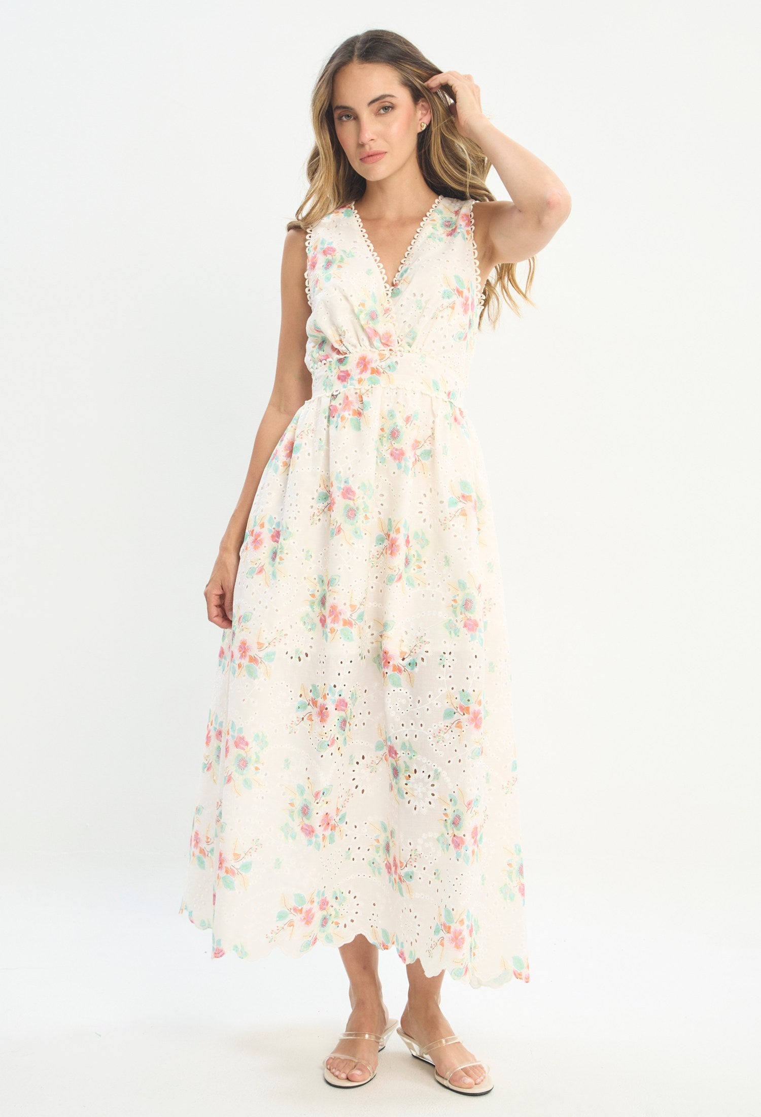 Mujer luciendo vestido beige BYBLA - Bordado Floral - vista 2