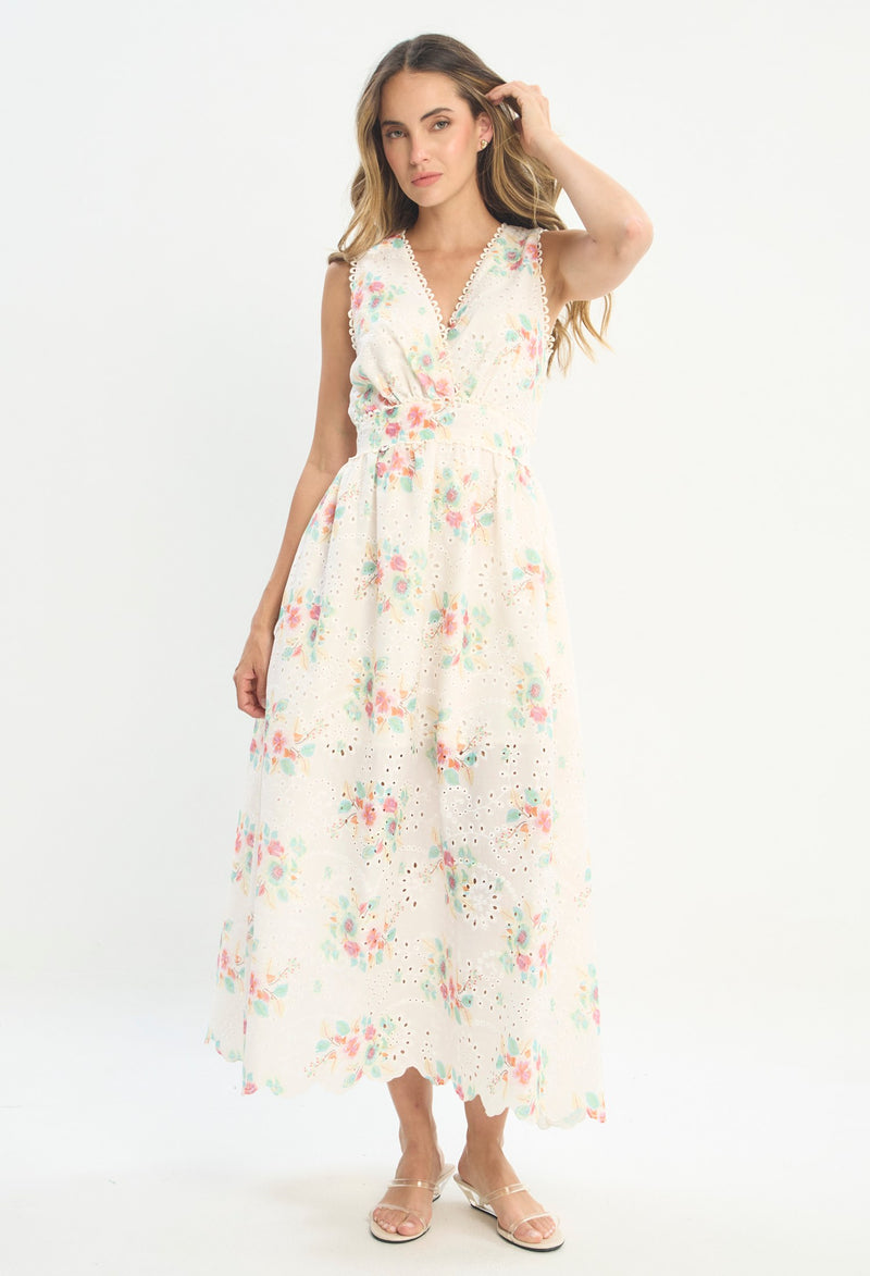 Mujer luciendo vestido beige BYBLA - Bordado Floral - vista 2