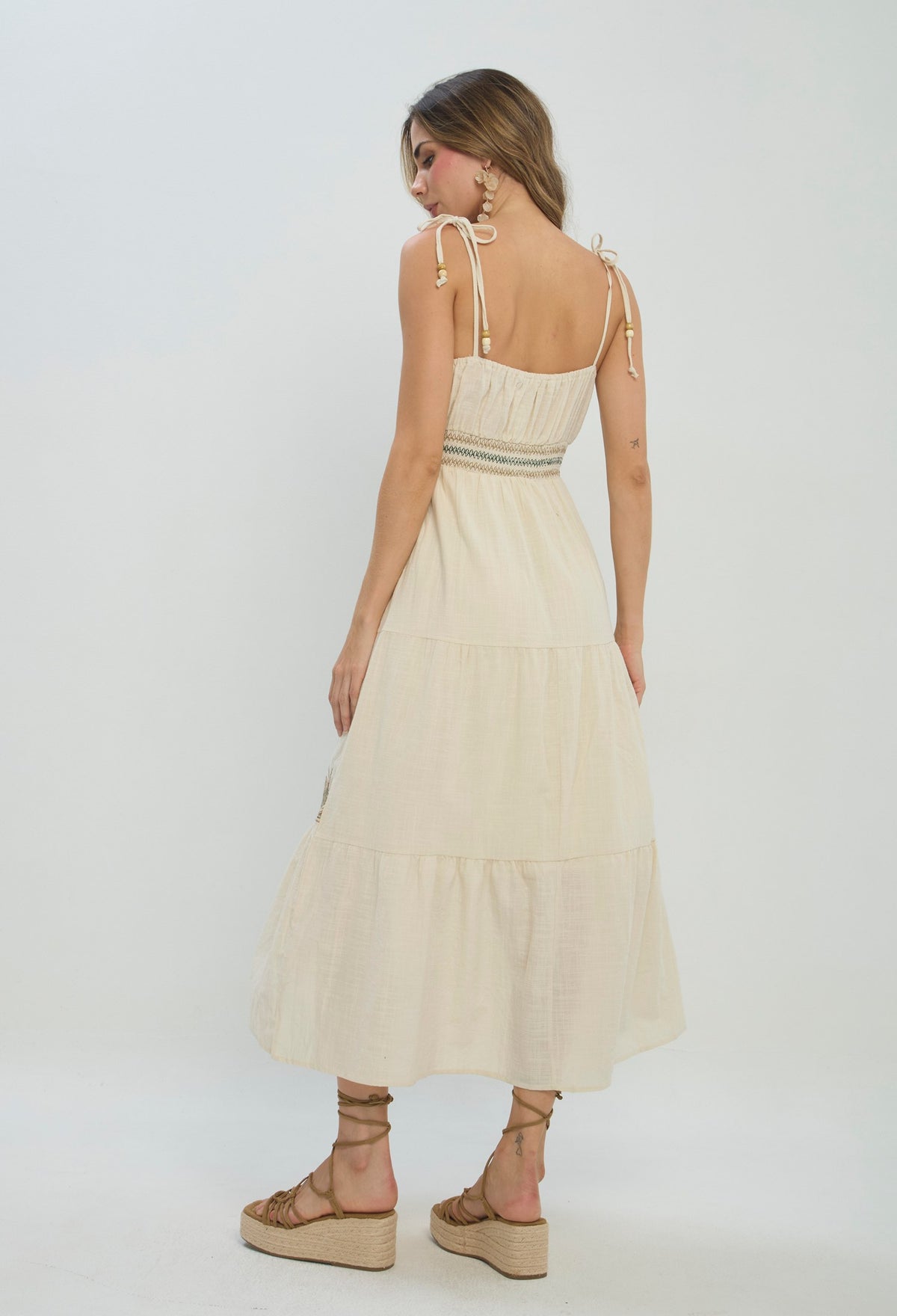 Vestido largo beige con bordados étnicos y escote en V - vista 3
