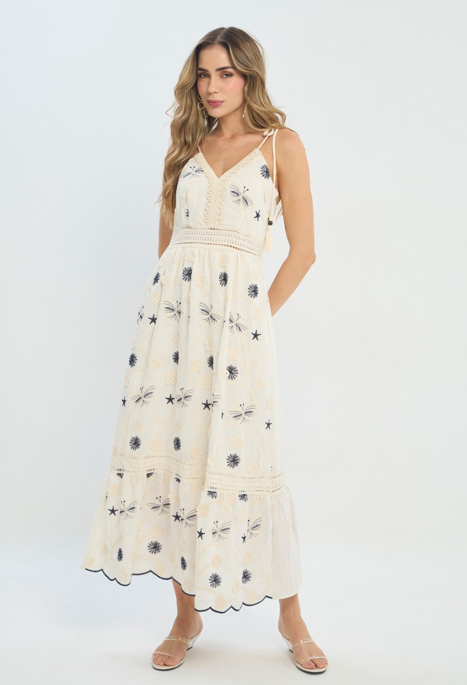 Vestido largo beige con bordados azules y tirantes anudados