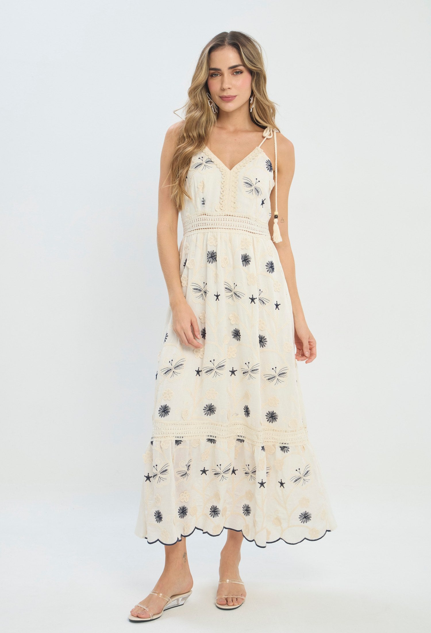 Vestido largo beige con bordados azules y tirantes anudados - vista 2