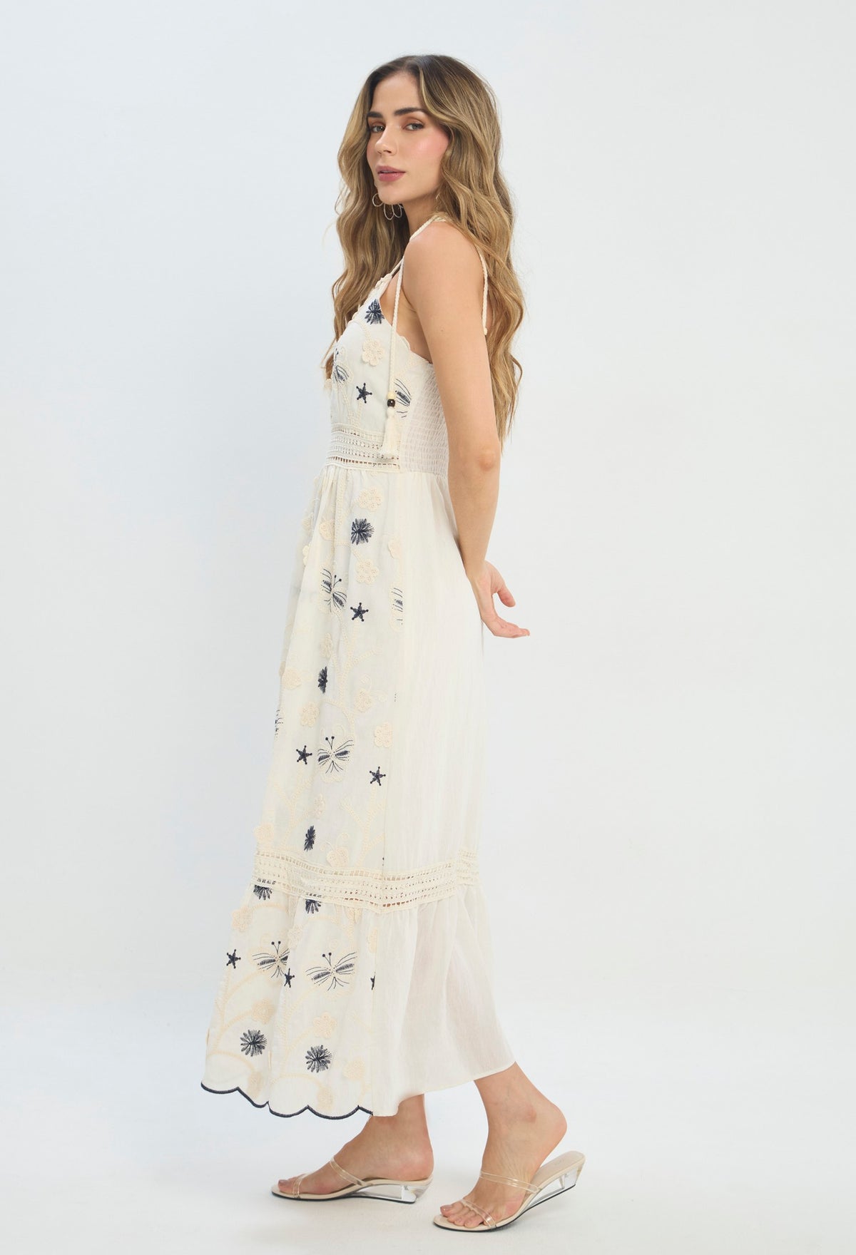 Vestido largo beige con bordados azules y tirantes anudados - vista 3