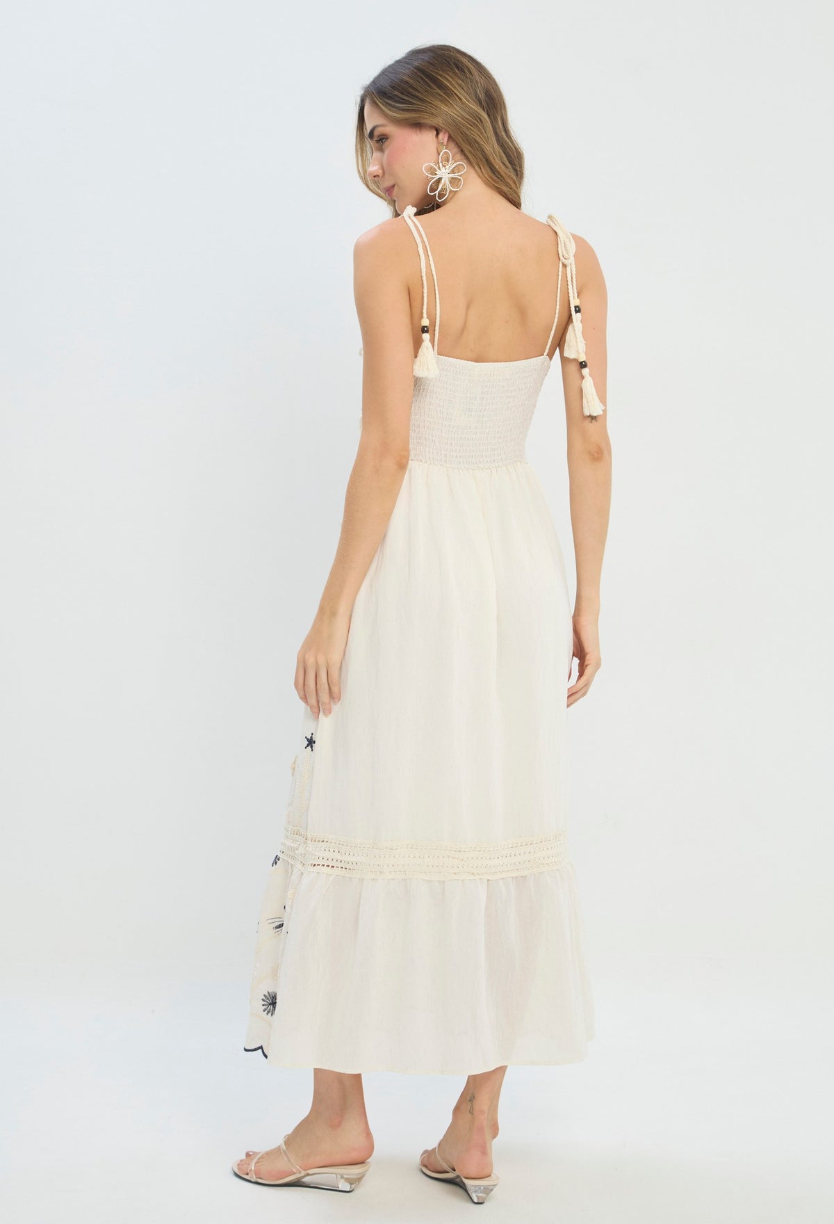 Vestido largo beige con bordados azules y tirantes anudados - vista 4
