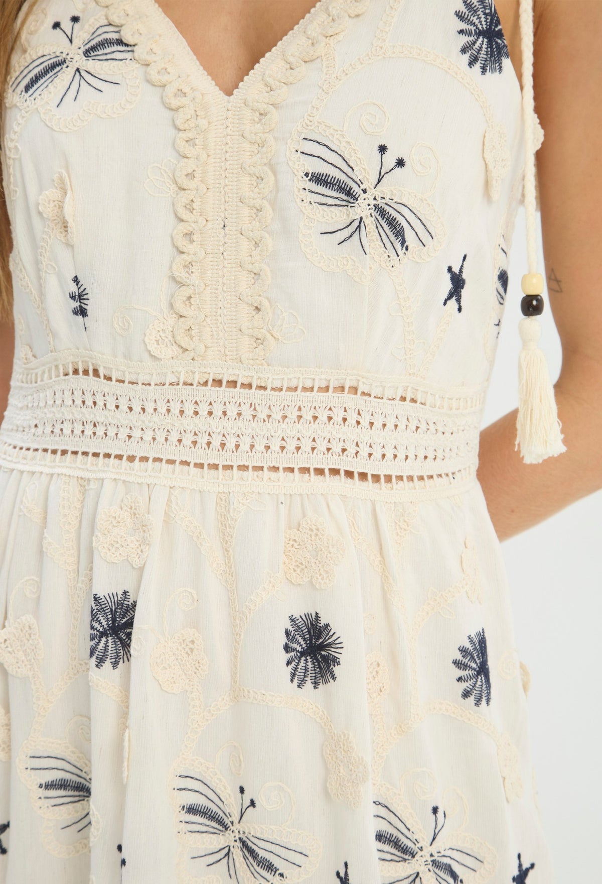 Vestido largo beige con bordados azules y tirantes anudados - vista 6