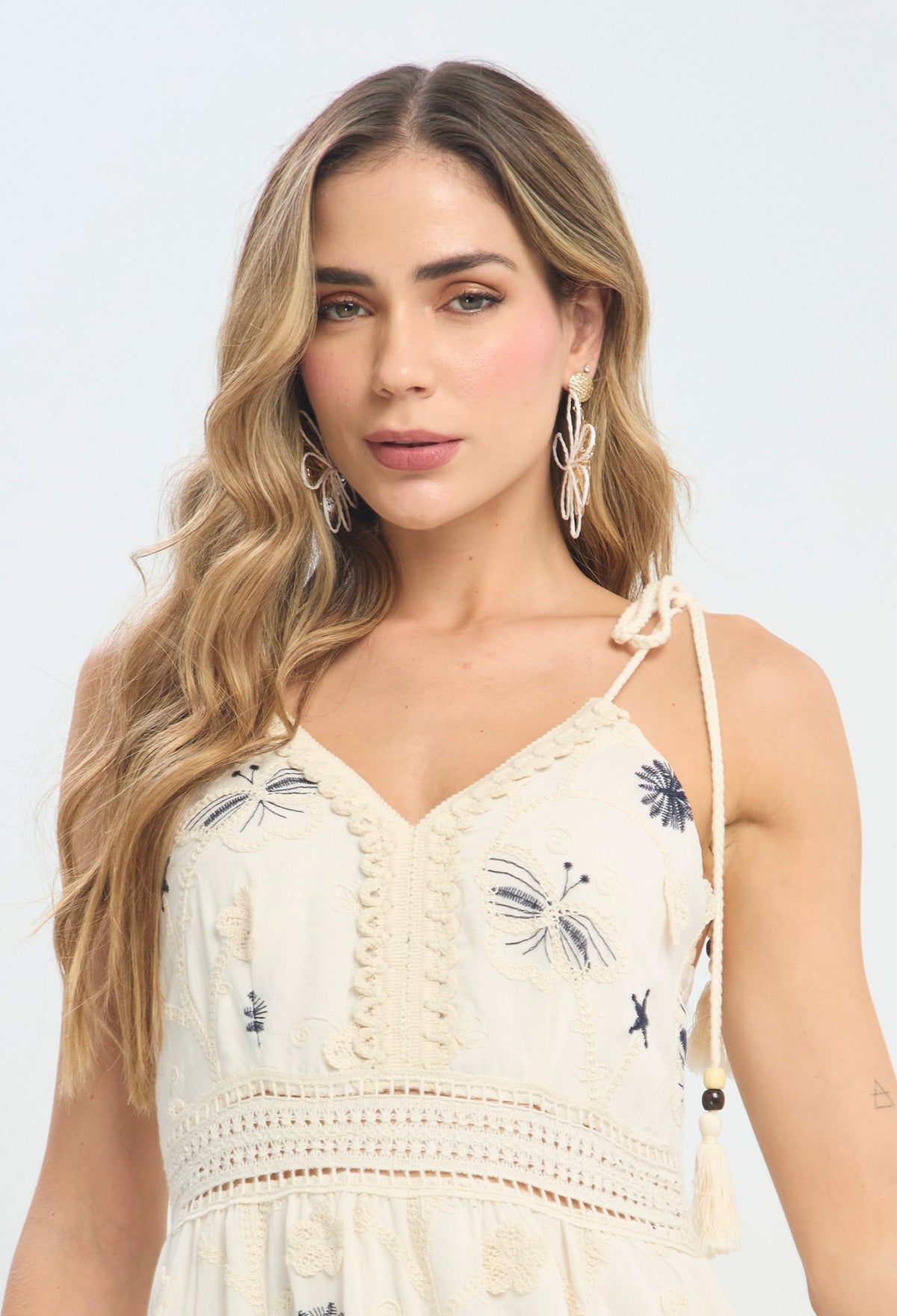 Vestido largo beige con bordados azules y tirantes anudados - vista 7