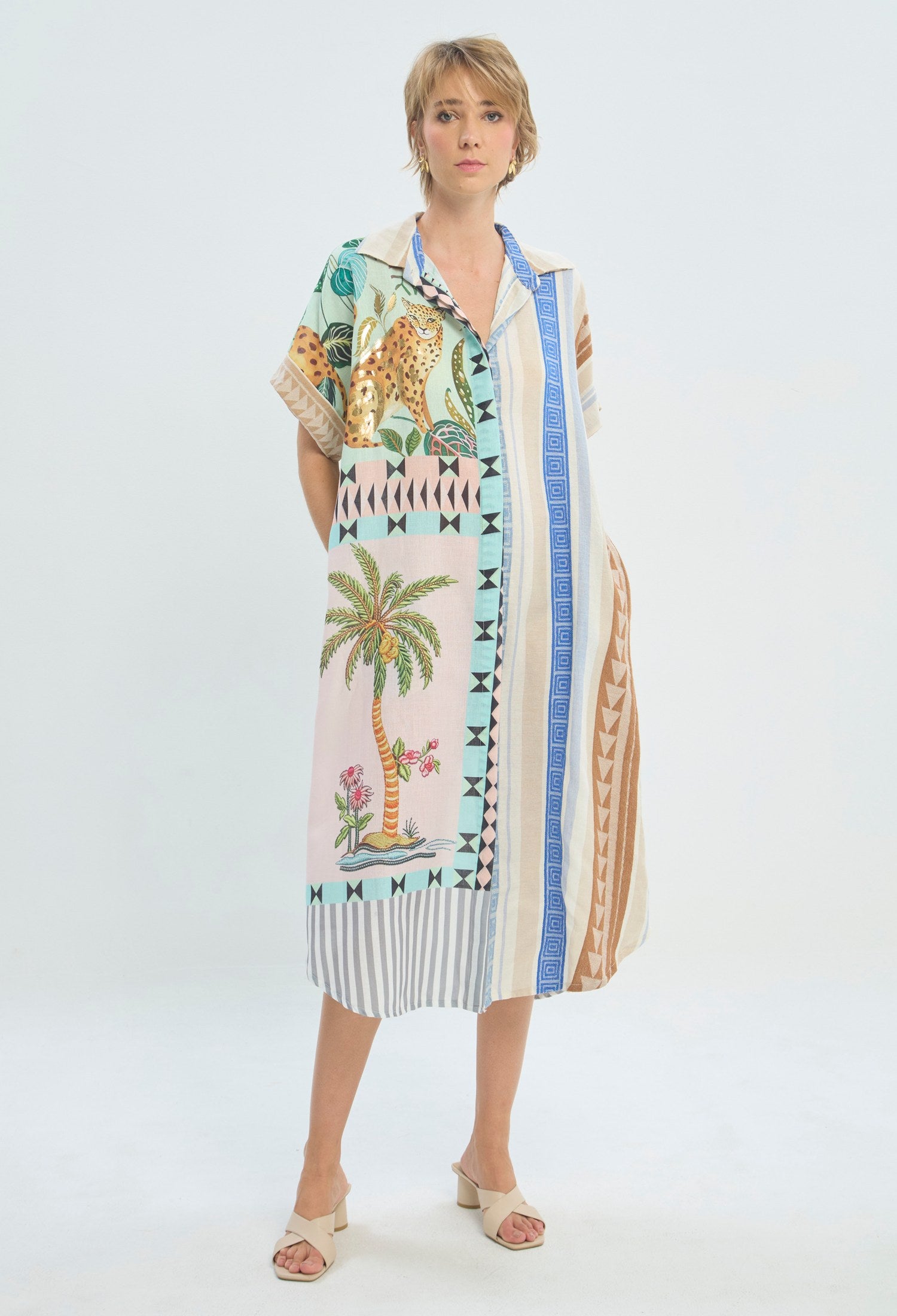 Vestido largo camisero con estampado tropical de palmeras y leopardos BYBLA