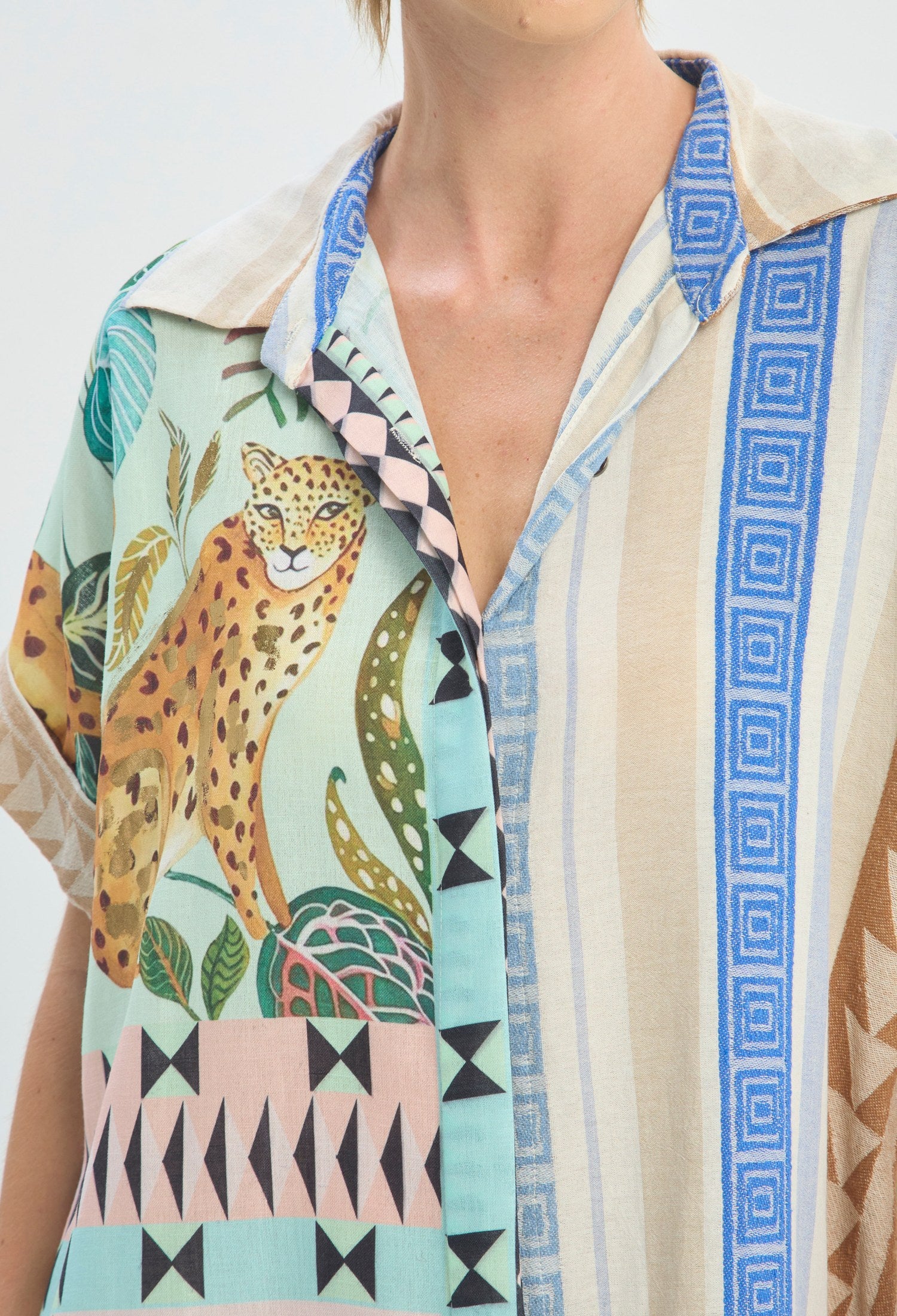Vestido largo camisero con estampado tropical de palmeras y leopardos BYBLA - vista 4