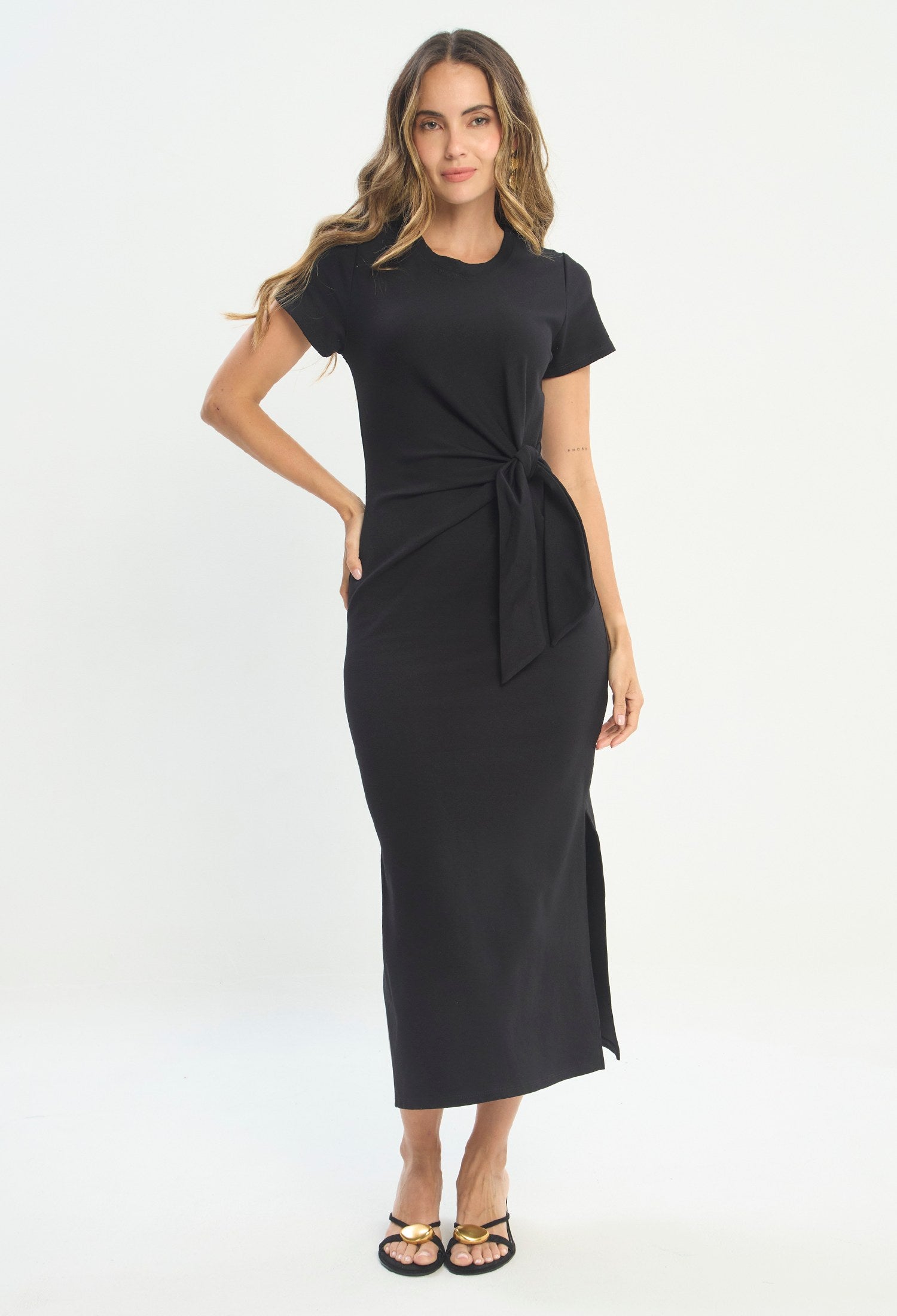 Mujer luciendo vestido negro BYBLA - Camiseta Anudado
