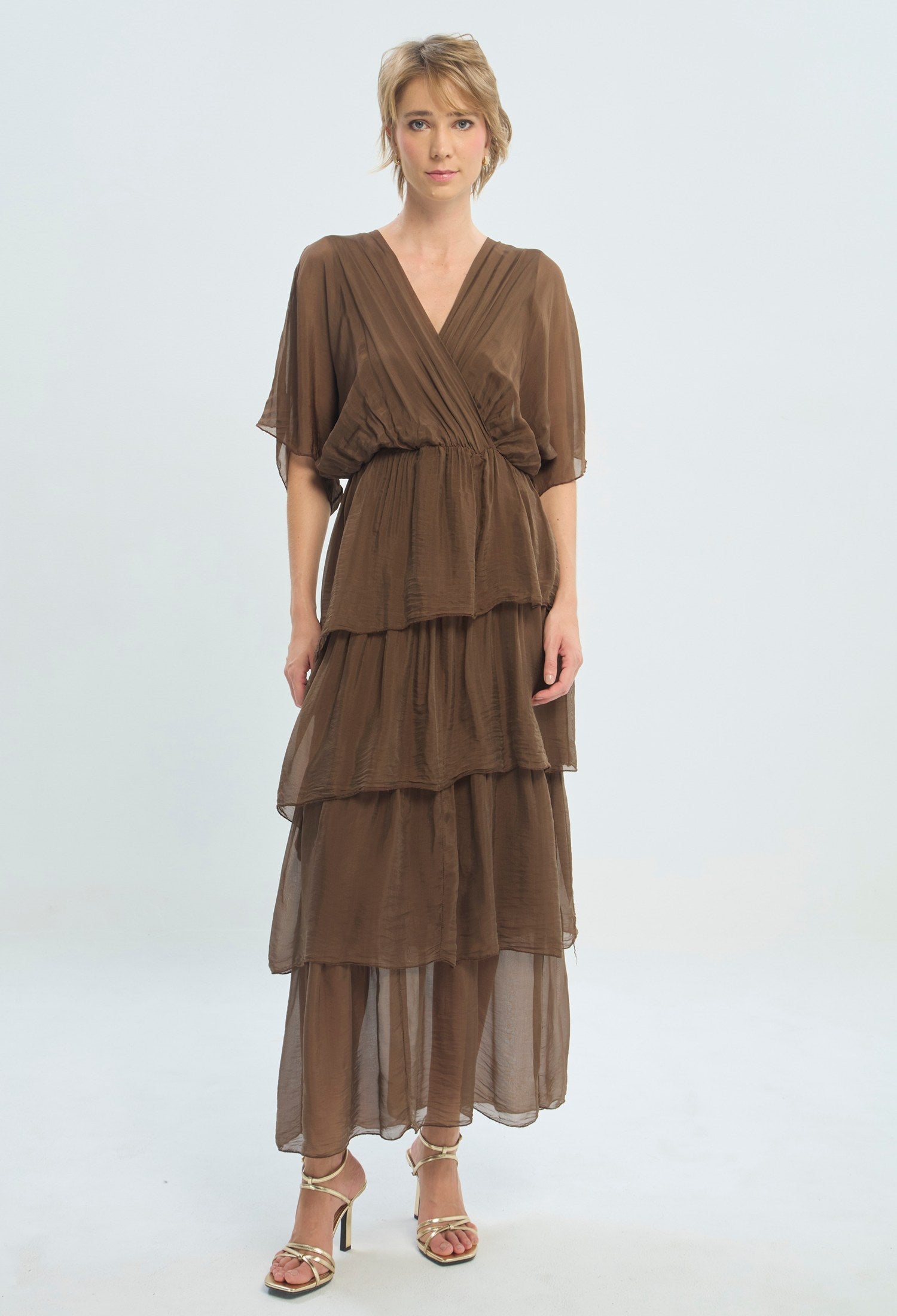 Vestido largo marrón con capas y escote cruzado BYBLA - vista 3