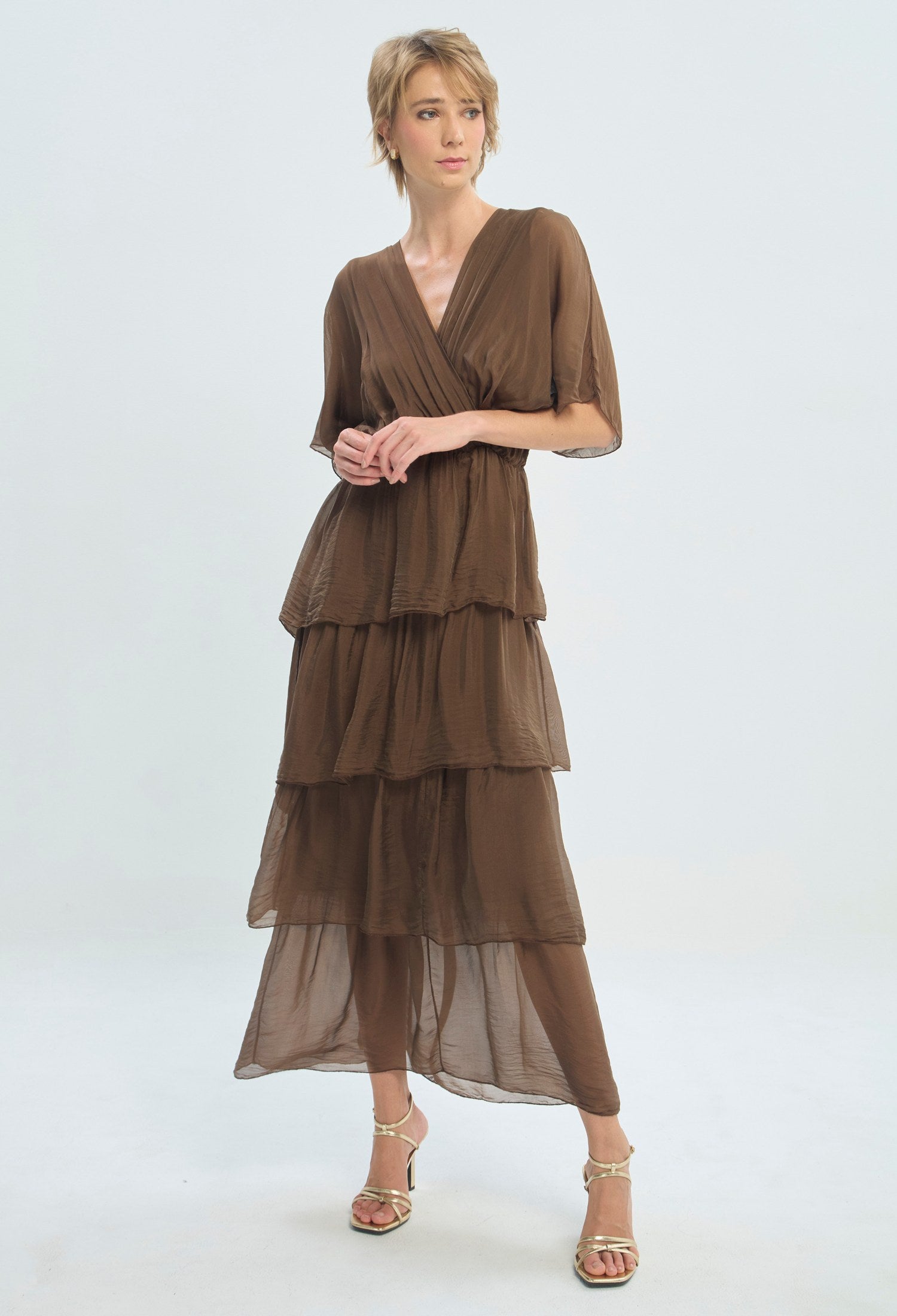 Vestido largo marrón con capas y escote cruzado BYBLA - vista 4