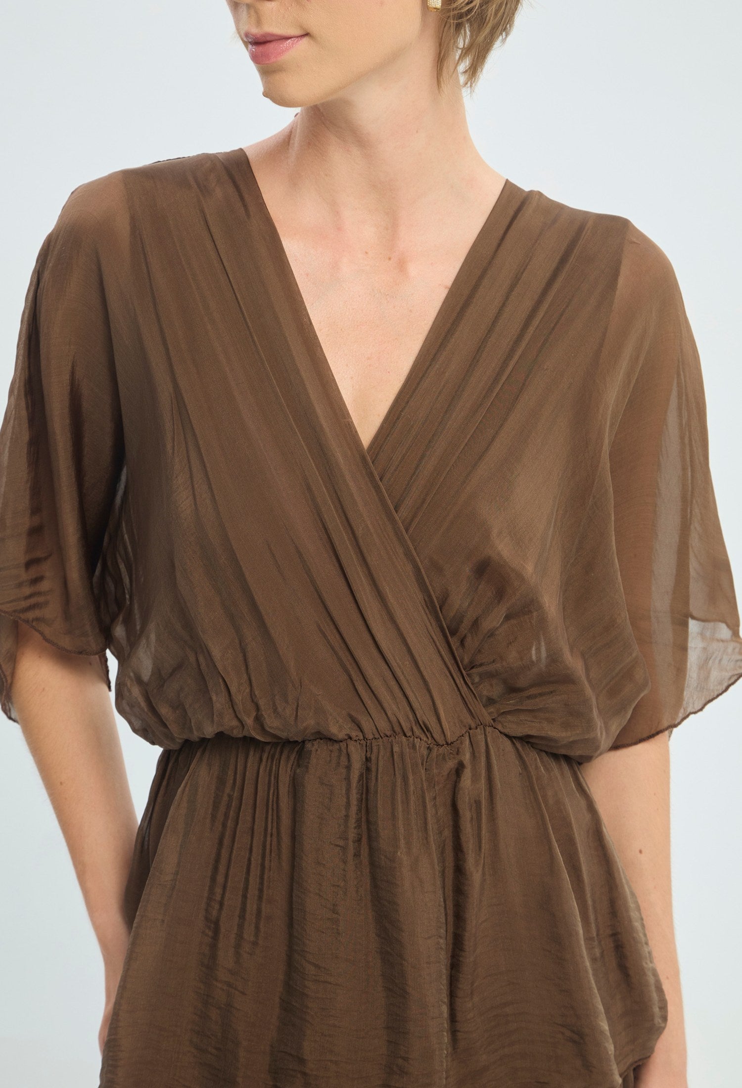 Vestido largo marrón con capas y escote cruzado BYBLA - vista 6