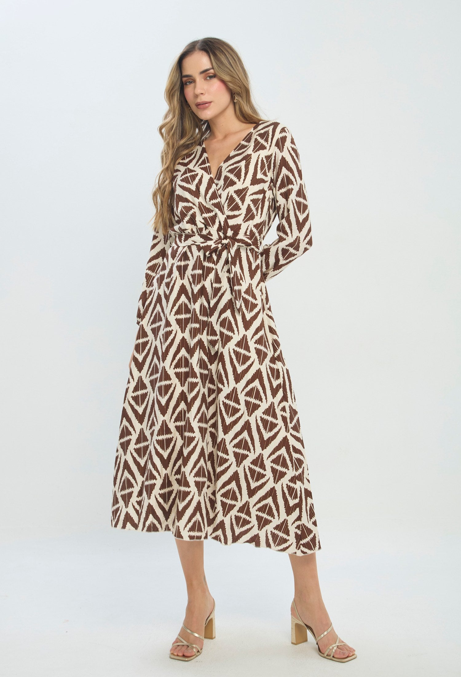 Vestido largo marrón con cinturón y estampado geométrico